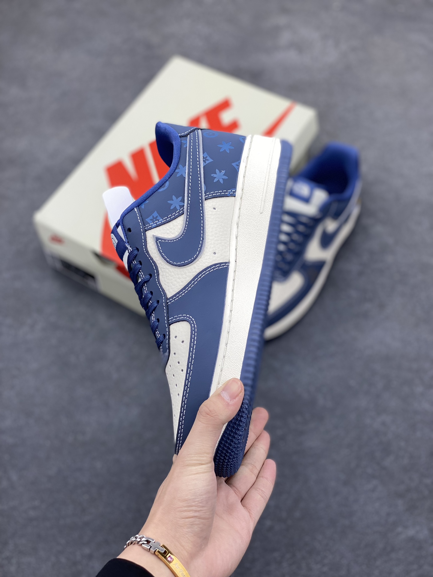 图片[3]-NIke Air Force 1 \’07 Low “暴力熊联名——磨砂蓝”空军一号 低帮 运动鞋 休闲鞋 折边针车 工艺难度大 原楦头原纸板 原装鞋盒 定制五金配件 内置全掌气垫 原厂鞋底 货号：KK1988-054 尺码：36 36.5 37.5 38 38.5 39 40 40.5 41 42 42.5 43 44 44.5 45-选品中心