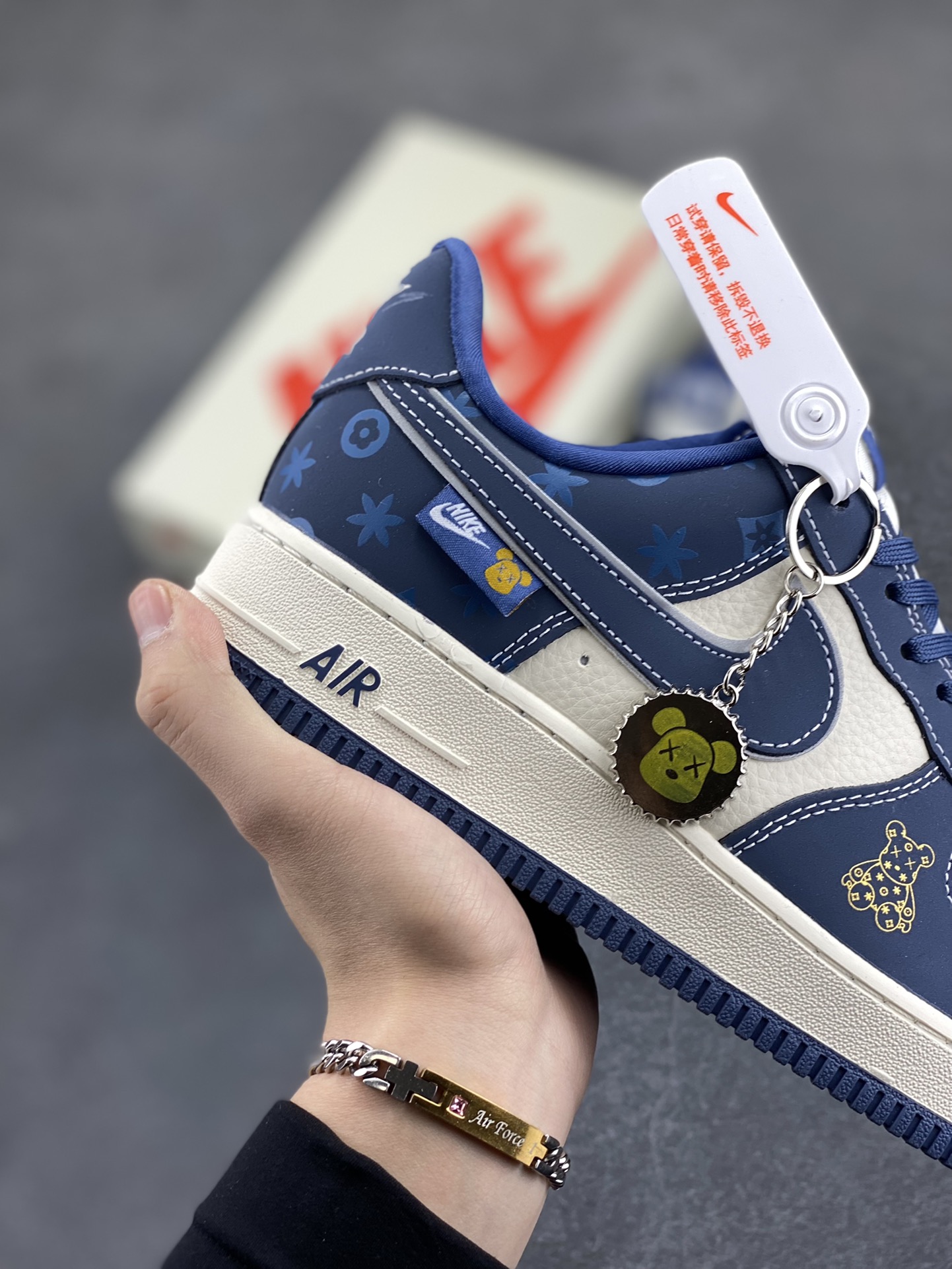 图片[6]-NIke Air Force 1 \’07 Low “暴力熊联名——磨砂蓝”空军一号 低帮 运动鞋 休闲鞋 折边针车 工艺难度大 原楦头原纸板 原装鞋盒 定制五金配件 内置全掌气垫 原厂鞋底 货号：KK1988-054 尺码：36 36.5 37.5 38 38.5 39 40 40.5 41 42 42.5 43 44 44.5 45-选品中心