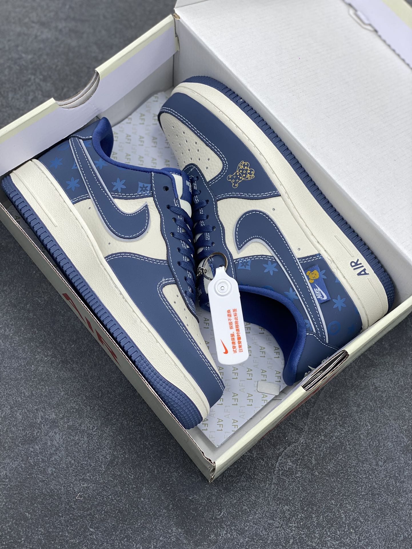 图片[9]-NIke Air Force 1 \’07 Low “暴力熊联名——磨砂蓝”空军一号 低帮 运动鞋 休闲鞋 折边针车 工艺难度大 原楦头原纸板 原装鞋盒 定制五金配件 内置全掌气垫 原厂鞋底 货号：KK1988-054 尺码：36 36.5 37.5 38 38.5 39 40 40.5 41 42 42.5 43 44 44.5 45-选品中心