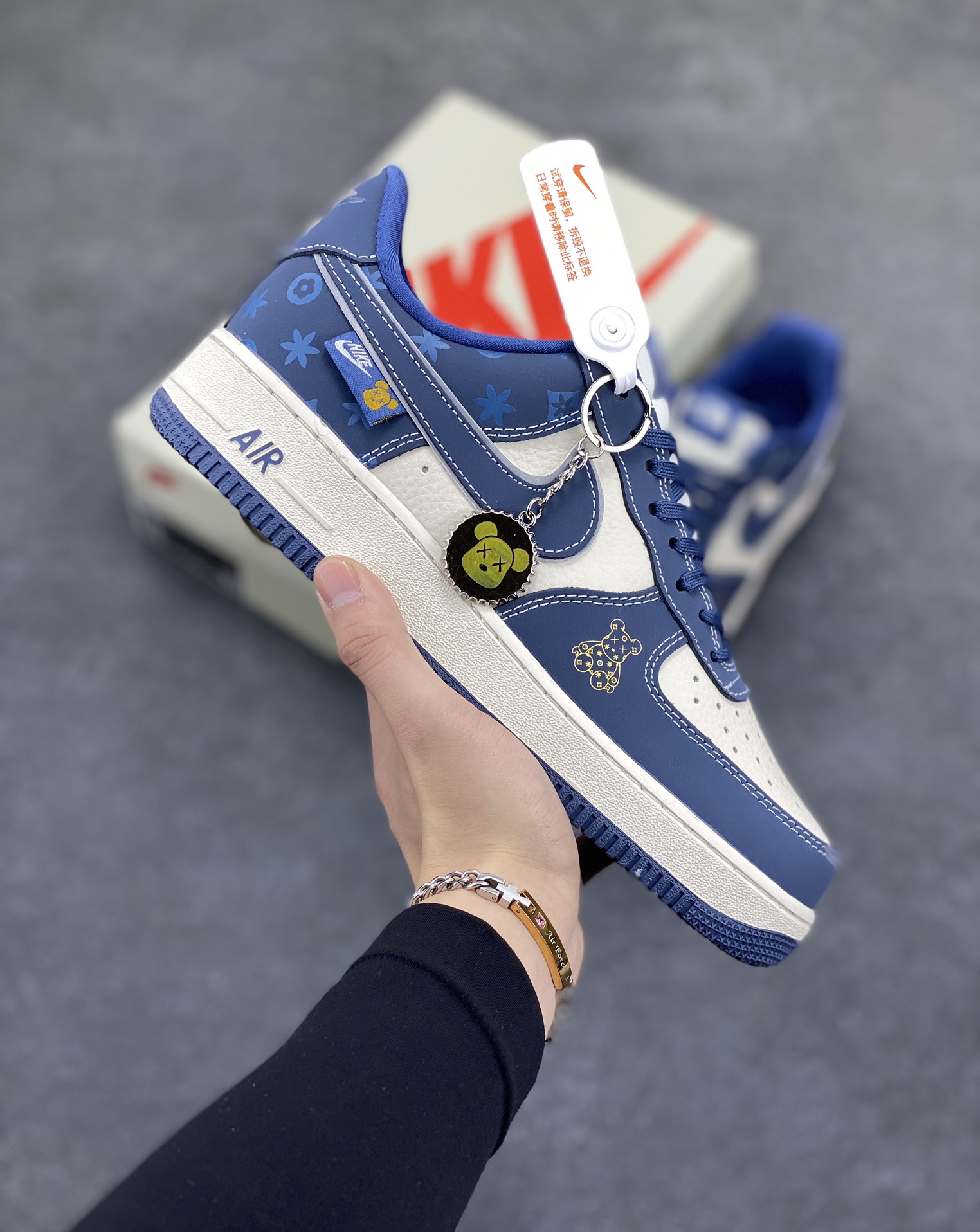 NIke Air Force 1 \’07 Low “暴力熊联名——磨砂蓝”空军一号 低帮 运动鞋 休闲鞋 折边针车 工艺难度大 原楦头原纸板 原装鞋盒 定制五金配件 内置全掌气垫 原厂鞋底 货号:KK1988-054 尺码:36 36.5 37.5 38 38.5 39 40 40.5 41 42 42.5 43 44 44.5 45-选品中心