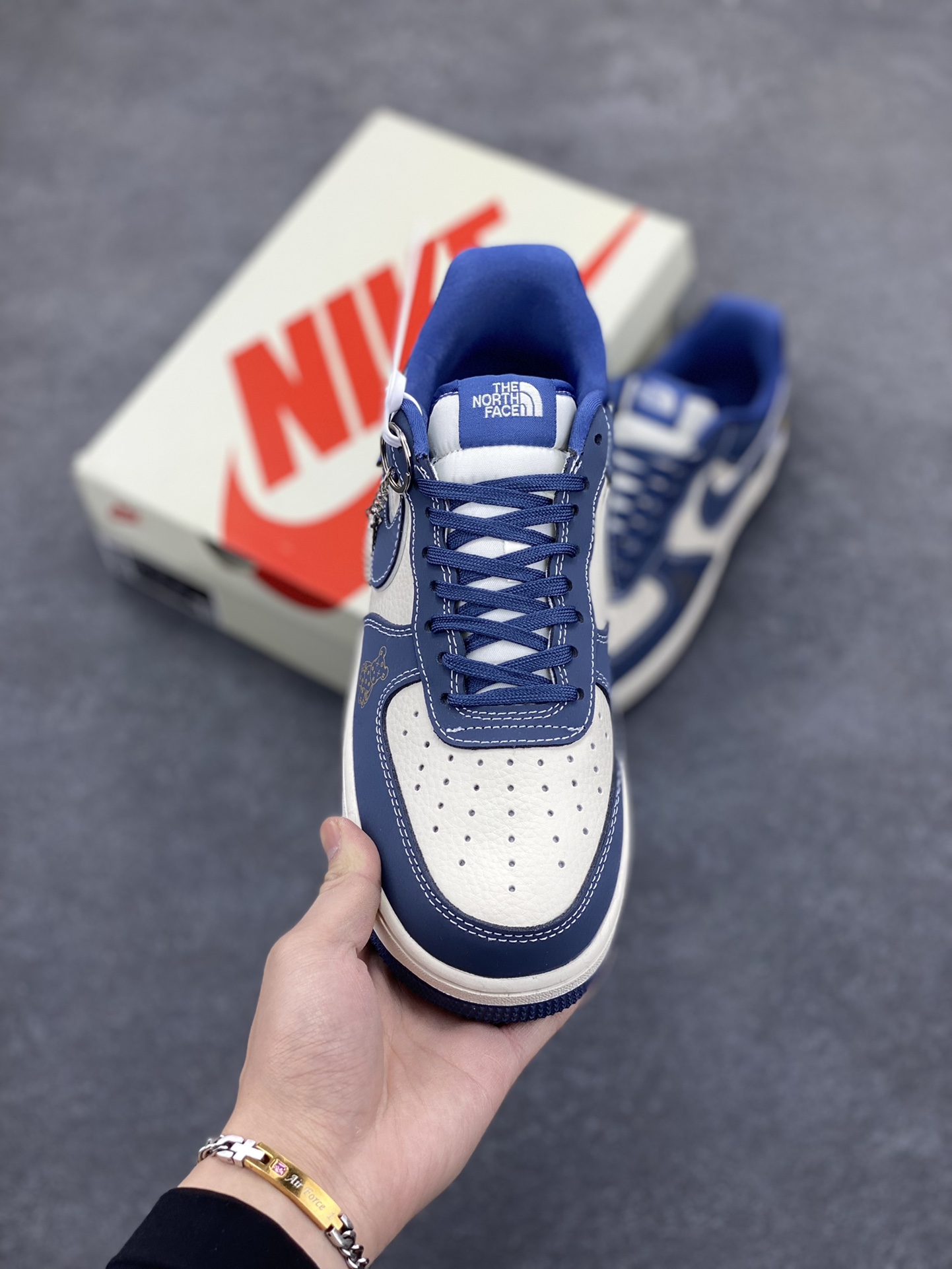 图片[2]-NIke Air Force 1 \’07 Low “暴力熊联名——磨砂蓝”空军一号 低帮 运动鞋 休闲鞋 折边针车 工艺难度大 原楦头原纸板 原装鞋盒 定制五金配件 内置全掌气垫 原厂鞋底 货号：KK1988-054 尺码：36 36.5 37.5 38 38.5 39 40 40.5 41 42 42.5 43 44 44.5 45-选品中心