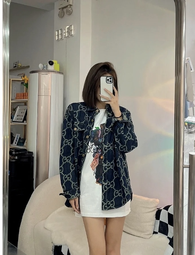 NO:489279,Model number D25022873 GUCC*I new custom style, double GG letter jacquard denim fabric!  Double pocket buttoned lapel loose stylish long-sleeved denim shirt!  (M size bust 94, sleeve length 54, clothing length 68), gucci, alexander wang19860909款号D25022873 GUCC*I新款定制 满身双GG字母提花牛仔面料！双口袋系扣翻领宽松时尚长袖牛仔衬衣！（M码胸围94,袖长54,衣长68）,,gucci,alexander wang,Women's clothing