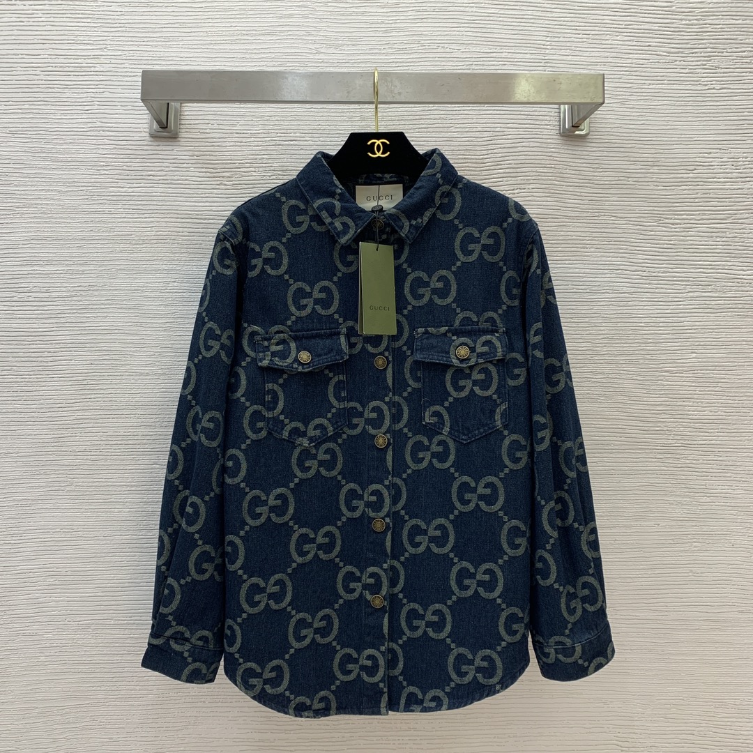NO:320123,Model number D25022873 GUCC*I new custom style, double GG letter jacquard denim fabric!  Double pocket buttoned lapel loose stylish long-sleeved denim shirt!  (M size bust 94, sleeve length 54, clothing length 68) Hair 1, gucci, alexander wang19860909款号D25022873 GUCC*I新款定制 满身双GG字母提花牛仔面料！双口袋系扣翻领宽松时尚长袖牛仔衬衣！（M码胸围94,袖长54,衣长68）发1,,gucci,alexander wang,Women's clothing