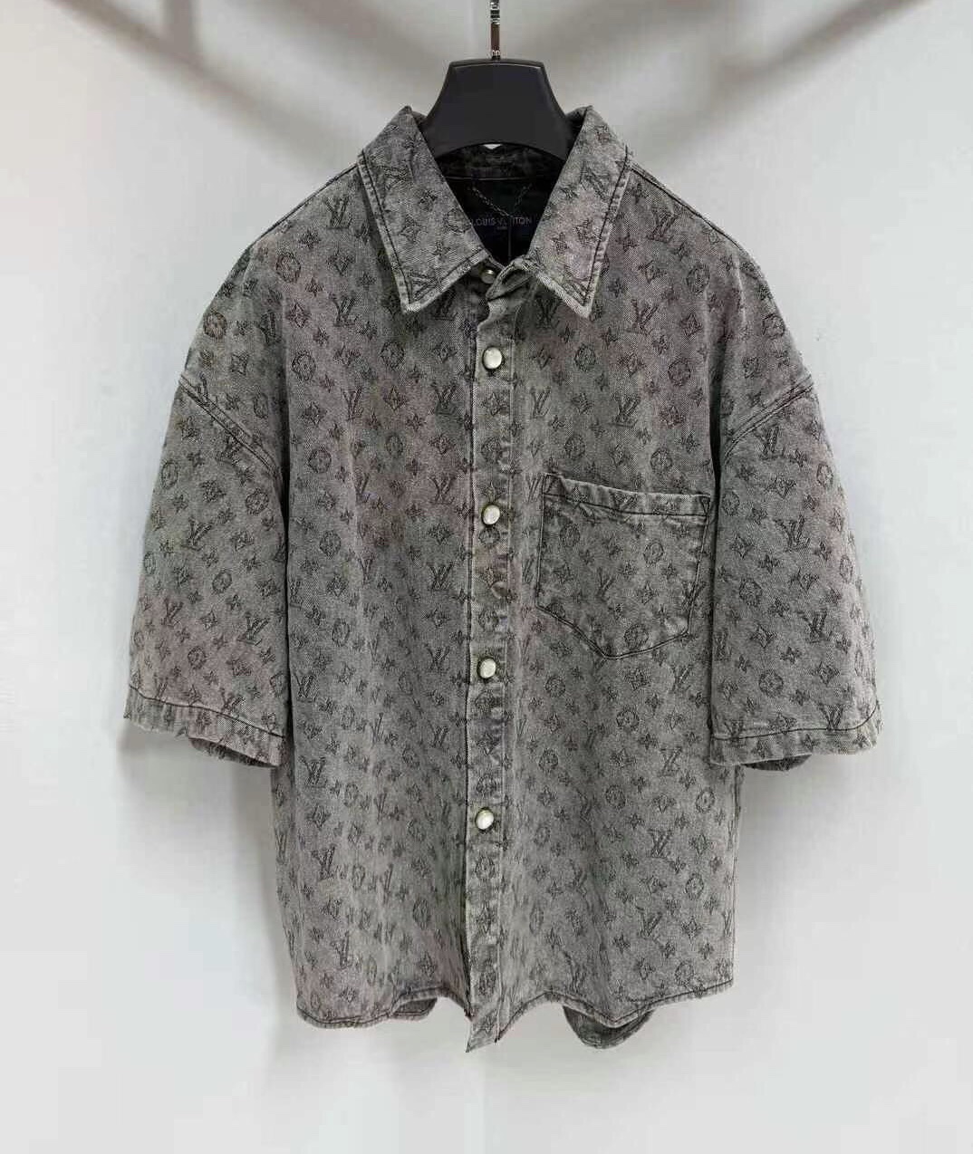 NO:125019,1v Little donkey, denim clothing, old-fashioned Monogram, classic and outdated, heavy Zimbabwean denim, bleaching, dyeing, washing and washing, natural fading, a sense of age, micro-silhouette cut, it looks great if you put a T-shirt inside!  Count 46, 48, 50, 52, louis vuitton, tees, t-shirt, alexander wang198609091v 小毛驴 牛仔服 老花纹Monogram 经典不过时 重磅津巴布韦牛仔布 漂染洗水做旧 褪色自然 有种年份久远的年代感 微廓形剪裁 里面套个T恤就很好看！ 码数46,48,50,52,,louis vuitton,tees，t-shirt,alexander wang,Men's clothing