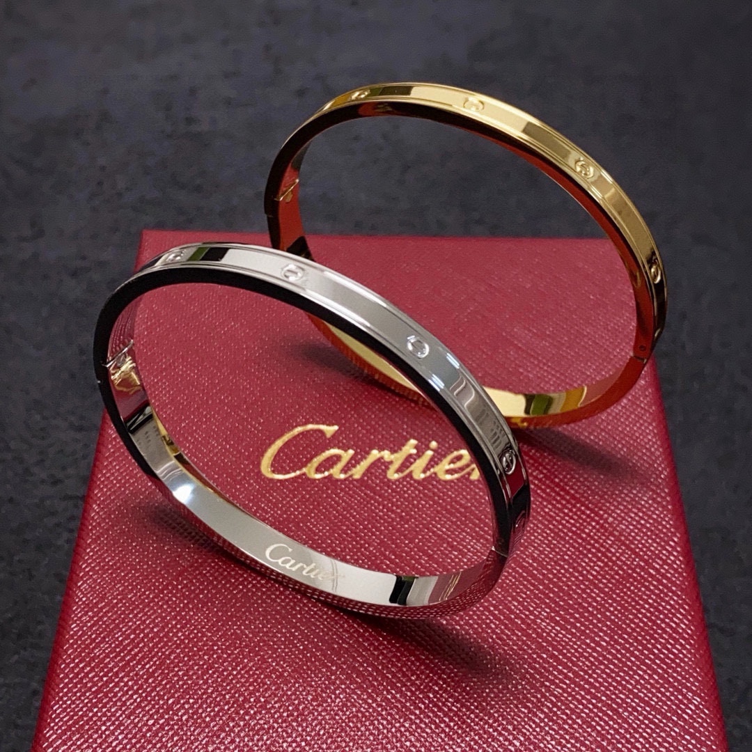NO:111851,Cartier's latest release on the official website of Cartier. The popular narrow version of the fine bracelet imported from the 18k high-end customization top-level craftsmanship. The counter logo is clear and the 360-degree no blind spots!  Brand new narrow version design makes it more exquisite ~ Such beautiful things You must have super white, fine jewelry, cartier, cartier, bracelet19860909Cartier 卡地亚官网最新发布 火爆窄版细款手镯进口精工保色18k高端定制顶级工艺 专柜logo刻字清晰 360度无死角！全新的窄版设计 更显精致～如此美物 你必须拥有超级显白,饰品精品,cartier,cartier,bracelet,Jewelry