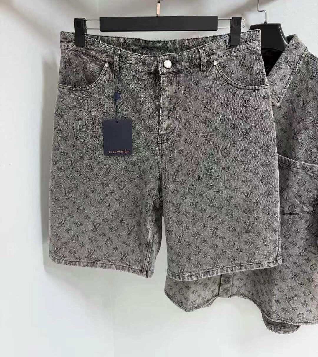 NO:125022,1V denim shorts in the same series, old-fashioned denim shorts, old-fashioned embellishment, fabric stands up and has texture, is not soft on the couch, the top trousers are very good, slim and fashionable, and it is very suitable for people to use!  Count 29, 30, 31, 32, shorts, alexander wang198609091V 牛仔 短裤 同系列 做旧牛仔布短裤 老花纹点缀 面料挺身有质感 不软榻前 上身裤型很好 显瘦又时尚 送人自用都非常适！ 码数29,30,31,32,,shorts,alexander wang,Men's clothing