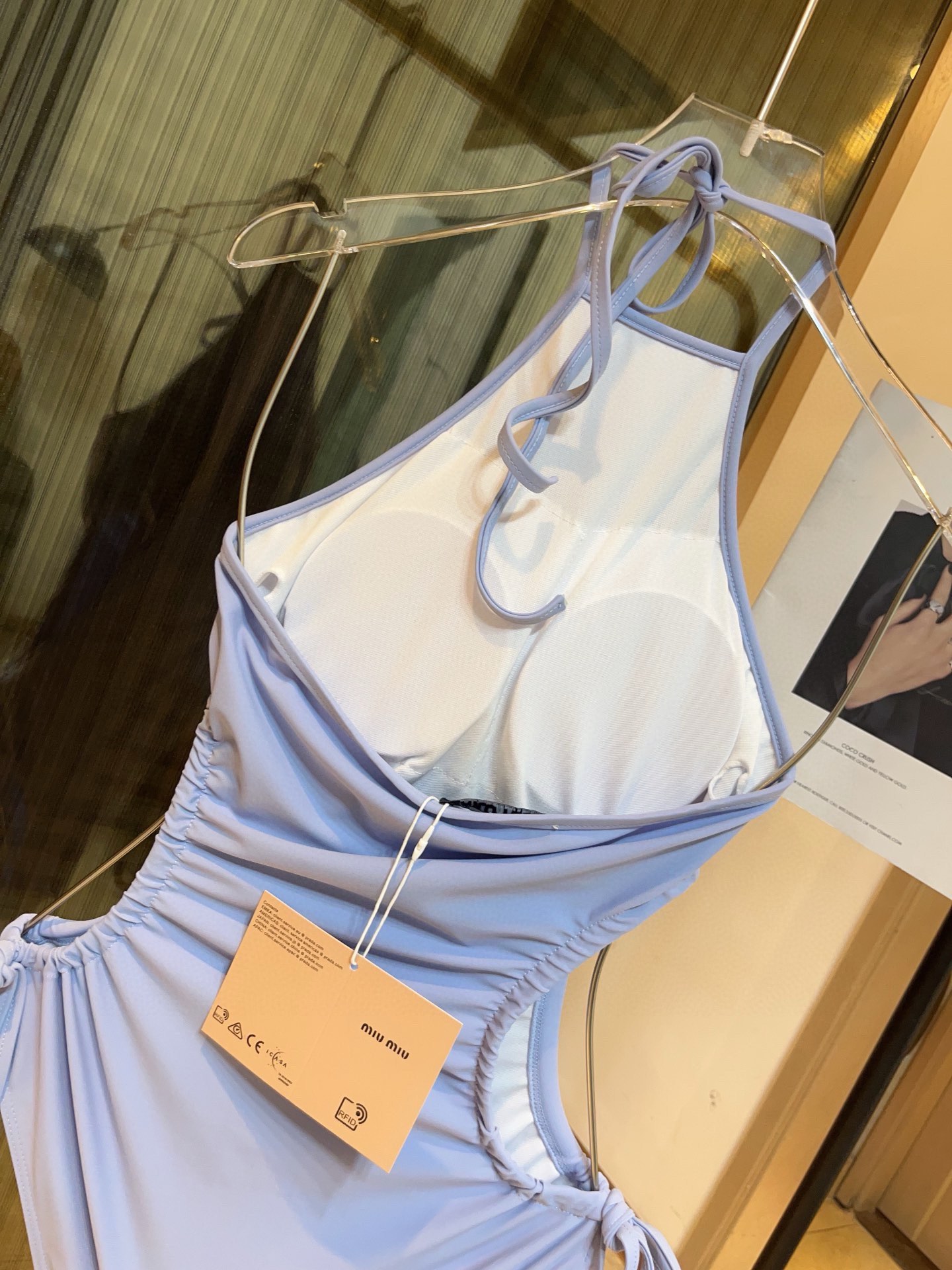 。

缪缪miumiu新款连体泳衣😍🥰适合多种场景的游泳衣🏊‍♀️海边 游泳池 温泉 水上乐园 漂流都可