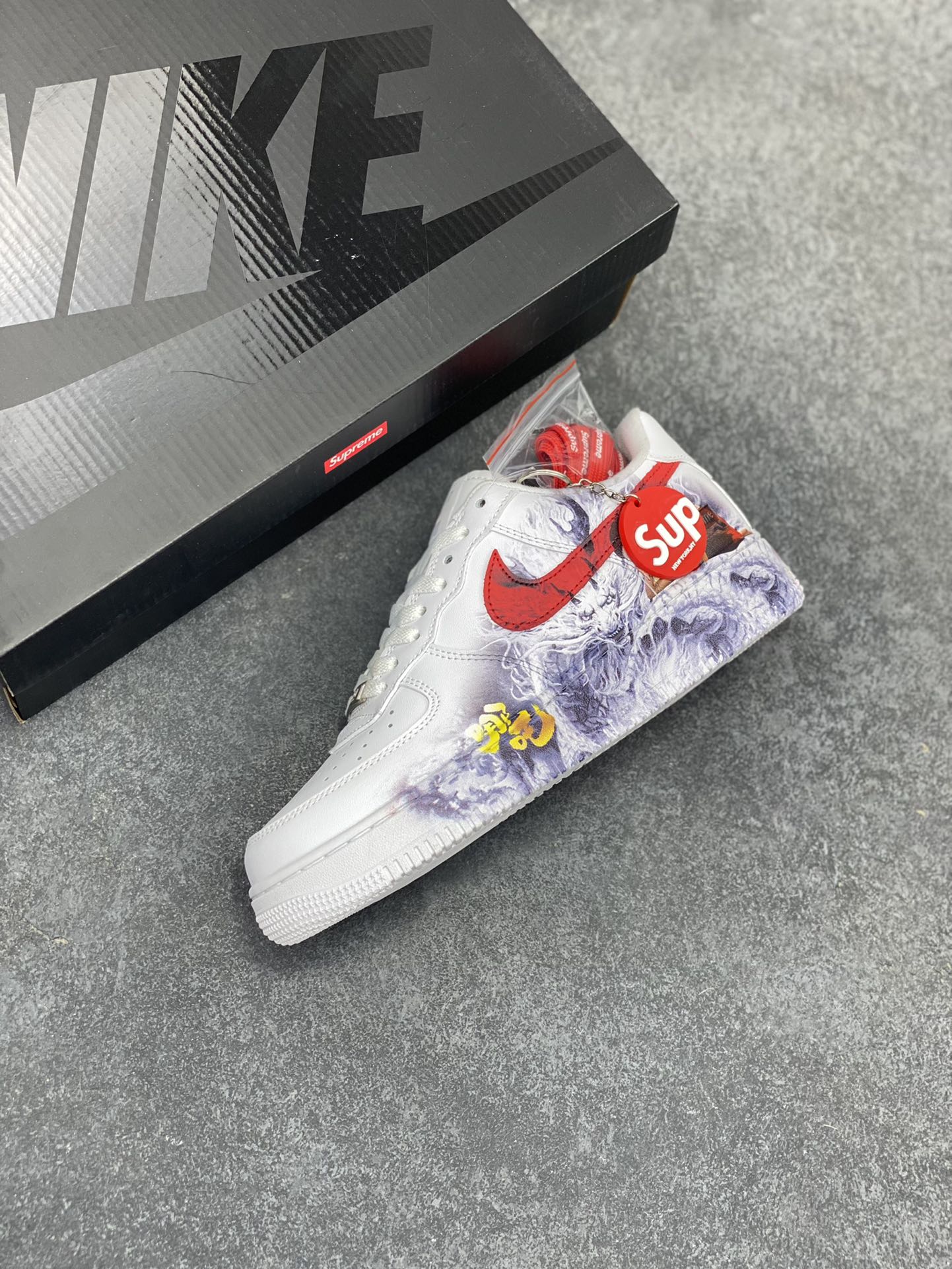 图片[7]-Supreme×Nike Air Force 1 07 Low “白红” 联名 哪吒 空军一号低帮休闲板鞋 原楦头原纸板 打造纯正空军版型#专注外贸渠道 全掌内置蜂窝气垫 #原盒配件 原厂中底钢印、拉帮完美 货号：CU9225-101 尺码：36 36.5 37.5 38 38.5 39 40 40.5 41 42 42.5 43 44 44.5 45-选品中心