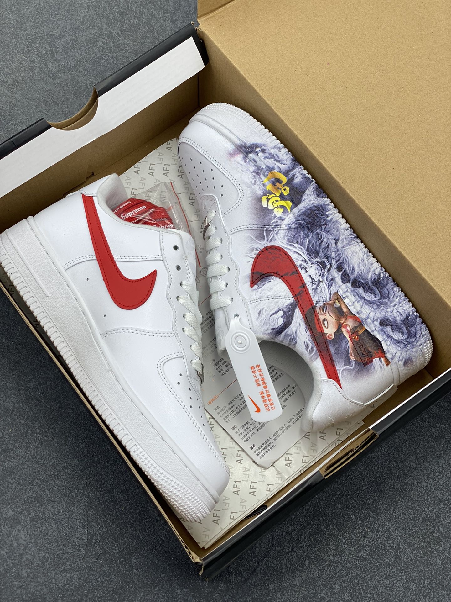 图片[9]-Supreme×Nike Air Force 1 07 Low “白红” 联名 哪吒 空军一号低帮休闲板鞋 原楦头原纸板 打造纯正空军版型#专注外贸渠道 全掌内置蜂窝气垫 #原盒配件 原厂中底钢印、拉帮完美 货号：CU9225-101 尺码：36 36.5 37.5 38 38.5 39 40 40.5 41 42 42.5 43 44 44.5 45-选品中心