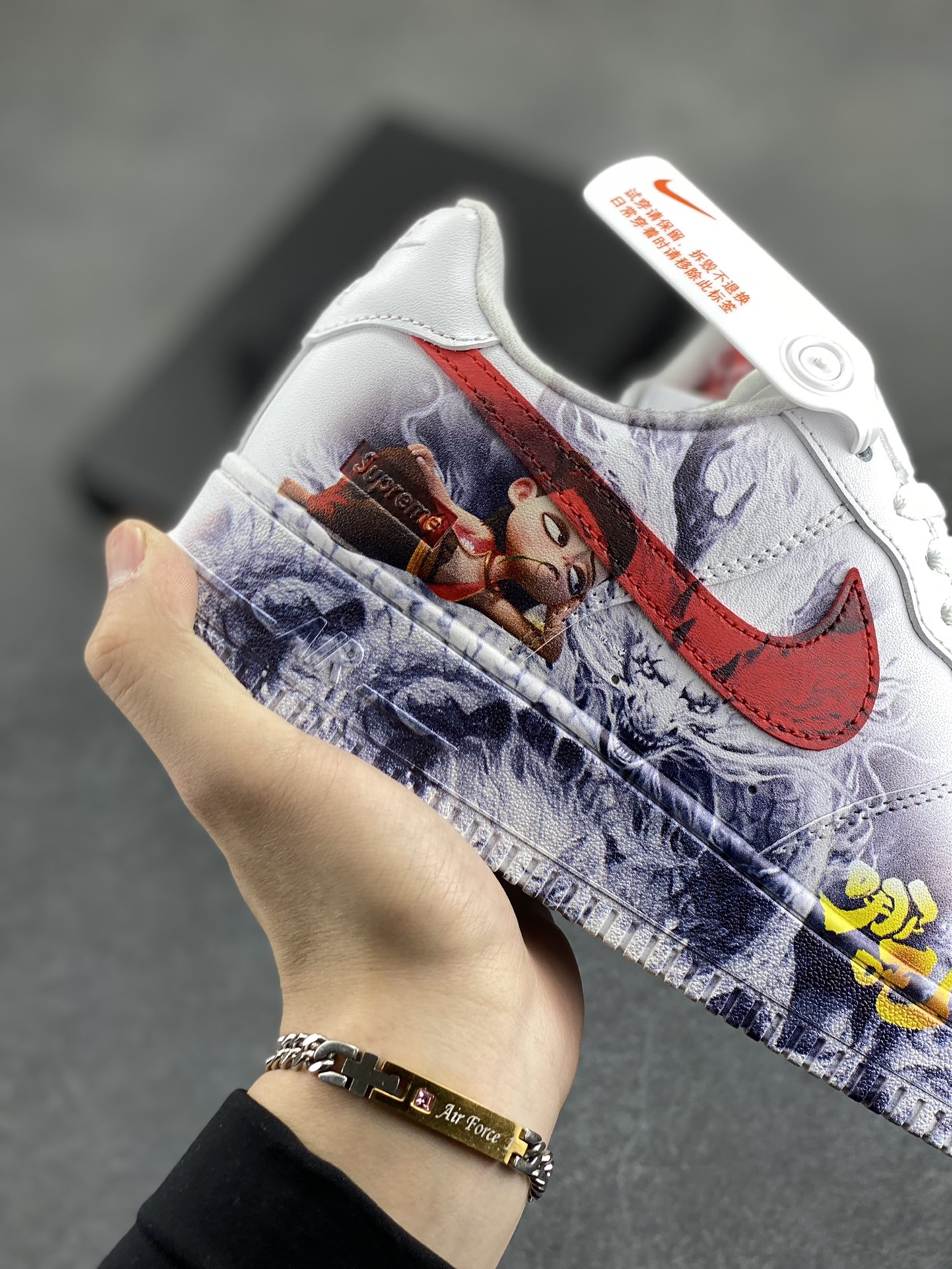 图片[6]-Supreme×Nike Air Force 1 07 Low “白红” 联名 哪吒 空军一号低帮休闲板鞋 原楦头原纸板 打造纯正空军版型#专注外贸渠道 全掌内置蜂窝气垫 #原盒配件 原厂中底钢印、拉帮完美 货号：CU9225-101 尺码：36 36.5 37.5 38 38.5 39 40 40.5 41 42 42.5 43 44 44.5 45-选品中心
