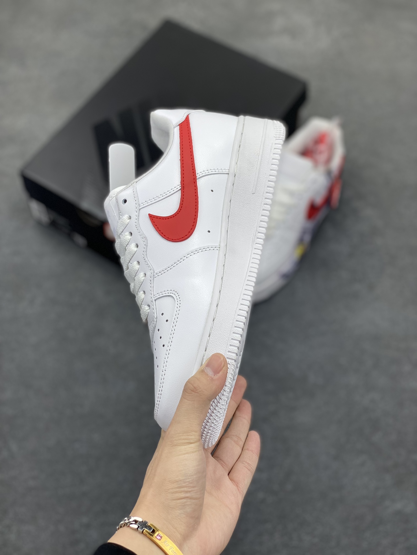 图片[3]-Supreme×Nike Air Force 1 07 Low “白红” 联名 哪吒 空军一号低帮休闲板鞋 原楦头原纸板 打造纯正空军版型#专注外贸渠道 全掌内置蜂窝气垫 #原盒配件 原厂中底钢印、拉帮完美 货号：CU9225-101 尺码：36 36.5 37.5 38 38.5 39 40 40.5 41 42 42.5 43 44 44.5 45-选品中心