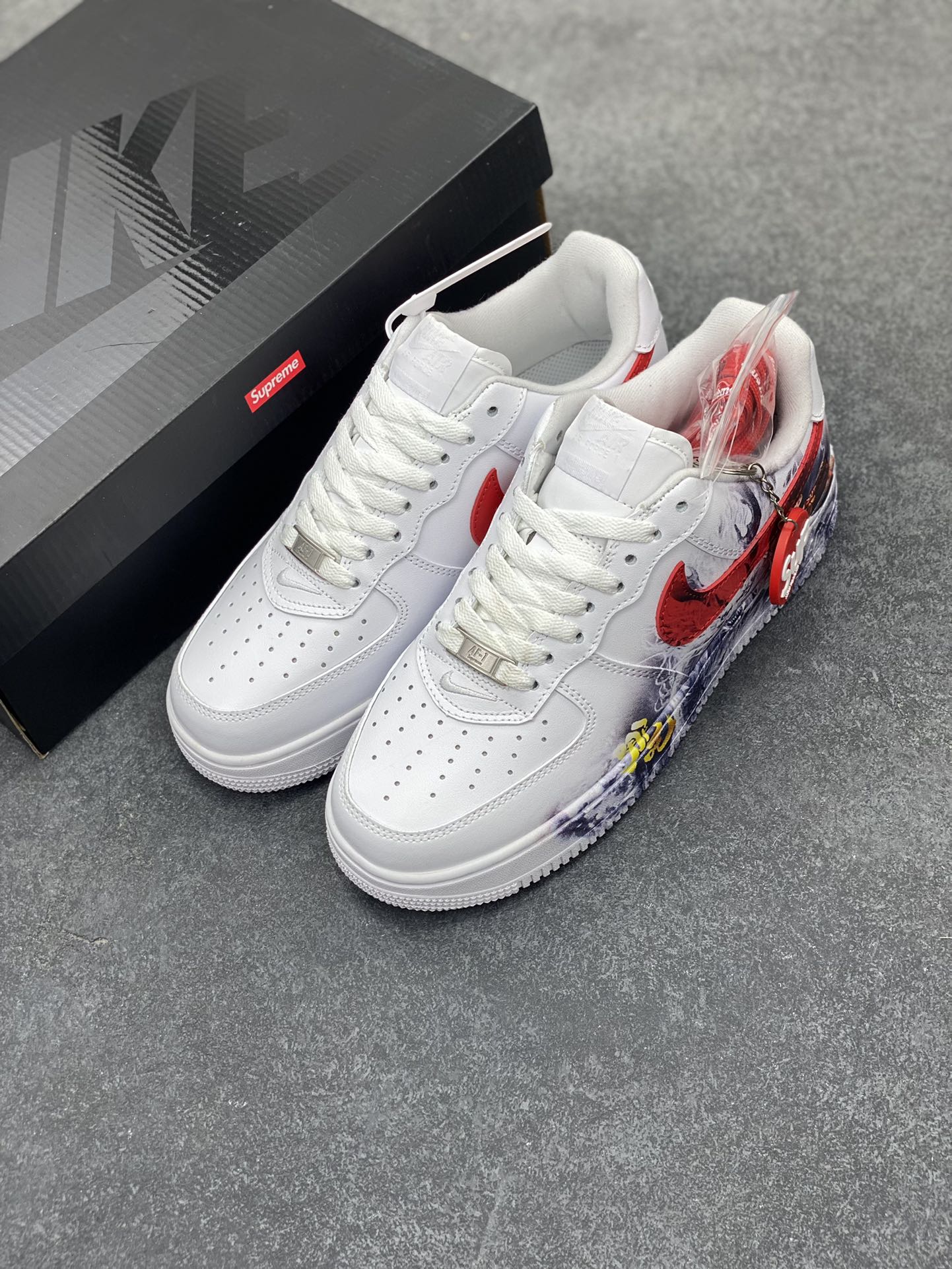 图片[8]-Supreme×Nike Air Force 1 07 Low “白红” 联名 哪吒 空军一号低帮休闲板鞋 原楦头原纸板 打造纯正空军版型#专注外贸渠道 全掌内置蜂窝气垫 #原盒配件 原厂中底钢印、拉帮完美 货号：CU9225-101 尺码：36 36.5 37.5 38 38.5 39 40 40.5 41 42 42.5 43 44 44.5 45-选品中心