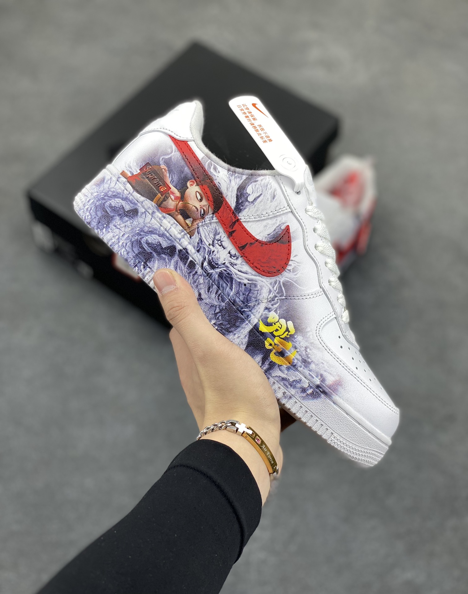 Supreme×Nike Air Force 1 07 Low “白红” 联名 哪吒 空军一号低帮休闲板鞋 原楦头原纸板 打造纯正空军版型#专注外贸渠道 全掌内置蜂窝气垫 #原盒配件 原厂中底钢印、拉帮完美 货号:CU9225-101 尺码:36 36.5 37.5 38 38.5 39 40 40.5 41 42 42.5 43 44 44.5 45-选品中心