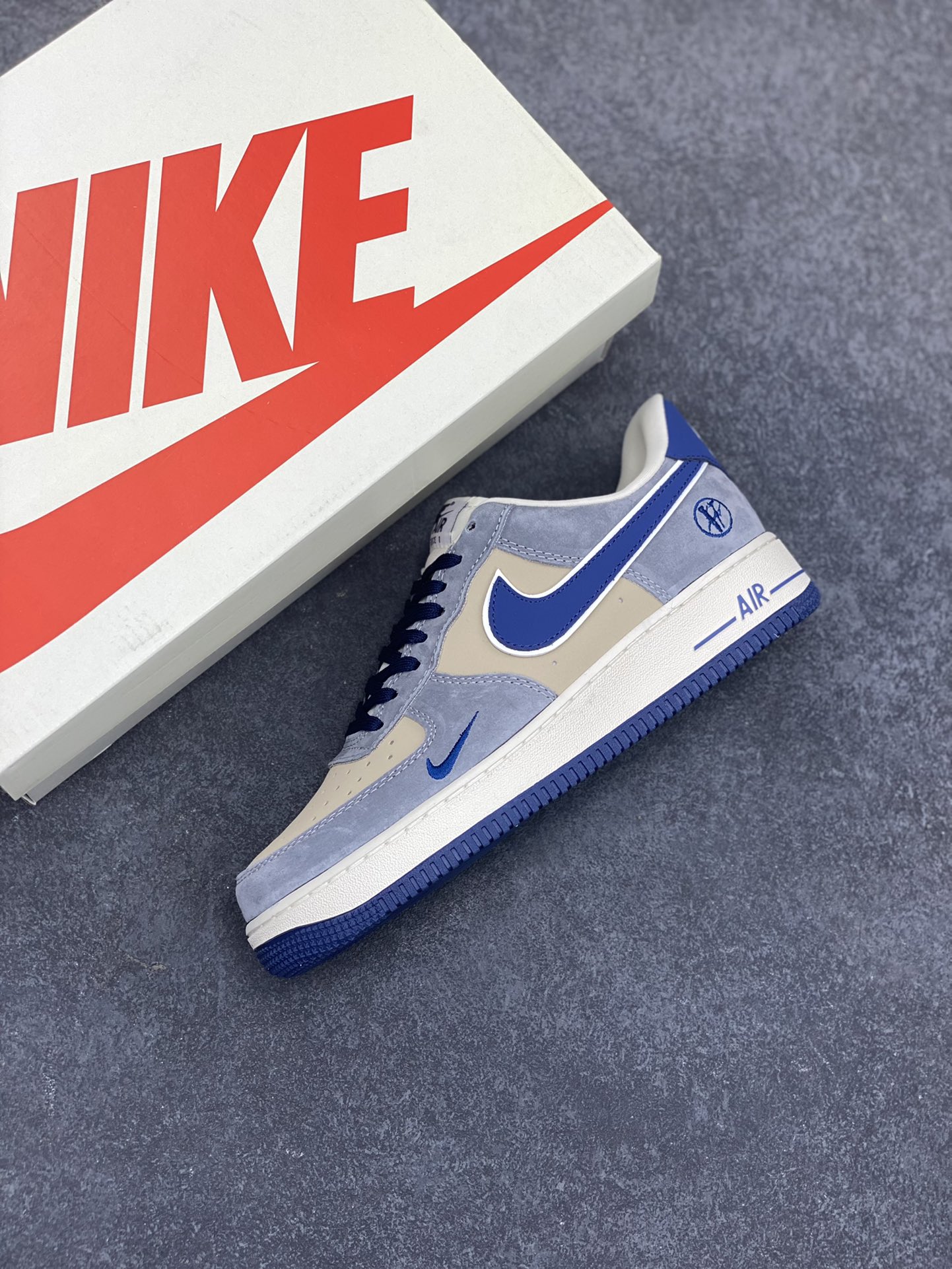 图片[7]-NIke Air Force 1 \’07 Low “沃龙熊联名——蓝勾猪八”空军一号 低帮 运动鞋 休闲鞋 折边针车 工艺难度大 原楦头原纸板 原装鞋盒 定制五金配件 内置全掌气垫 原厂鞋底 货号：KK1988-045 尺码：36 36.5 37.5 38 38.5 39 40 40.5 41 42 42.5 43 44 44.5 45-选品中心