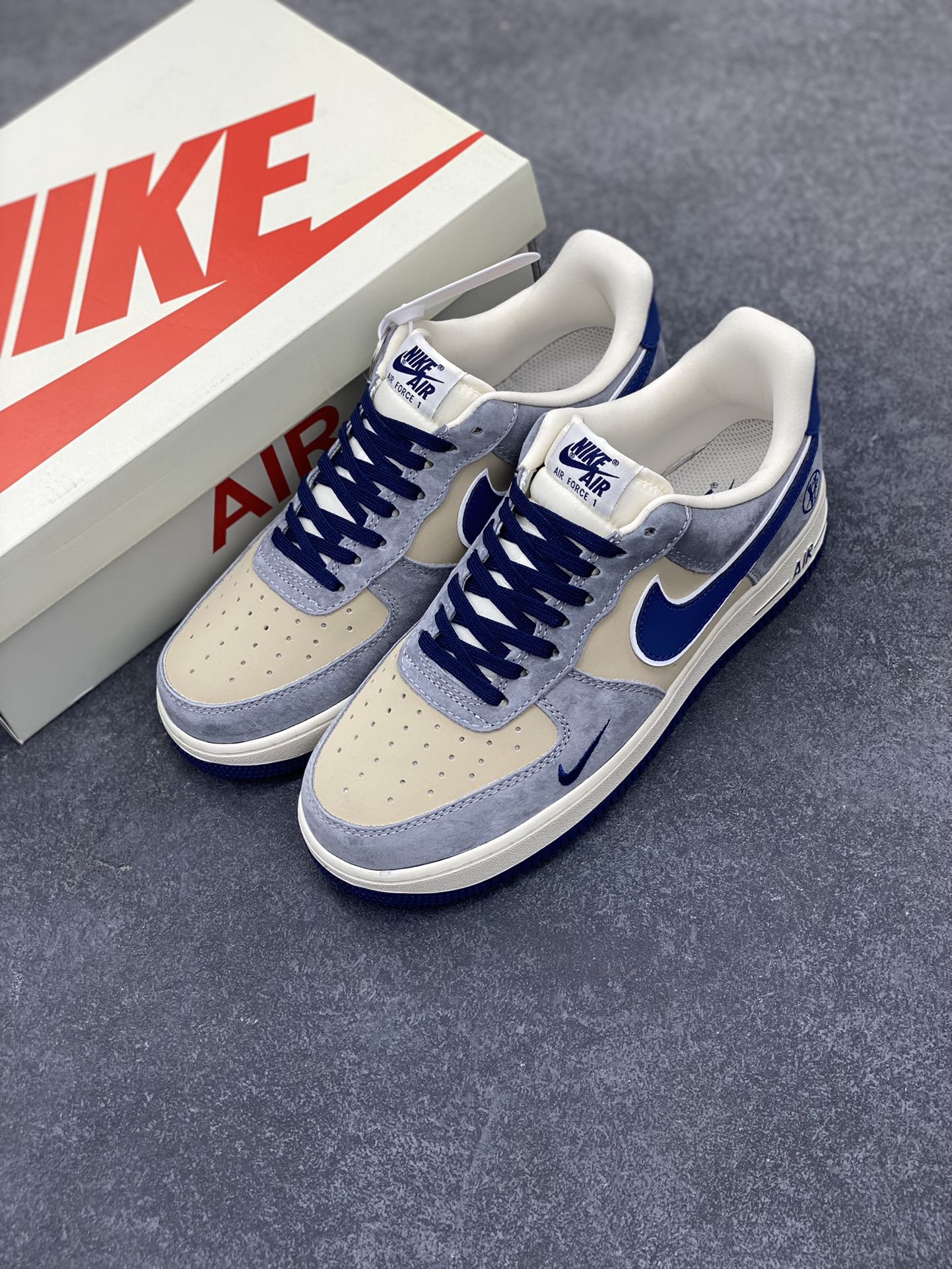图片[8]-NIke Air Force 1 \’07 Low “沃龙熊联名——蓝勾猪八”空军一号 低帮 运动鞋 休闲鞋 折边针车 工艺难度大 原楦头原纸板 原装鞋盒 定制五金配件 内置全掌气垫 原厂鞋底 货号：KK1988-045 尺码：36 36.5 37.5 38 38.5 39 40 40.5 41 42 42.5 43 44 44.5 45-选品中心