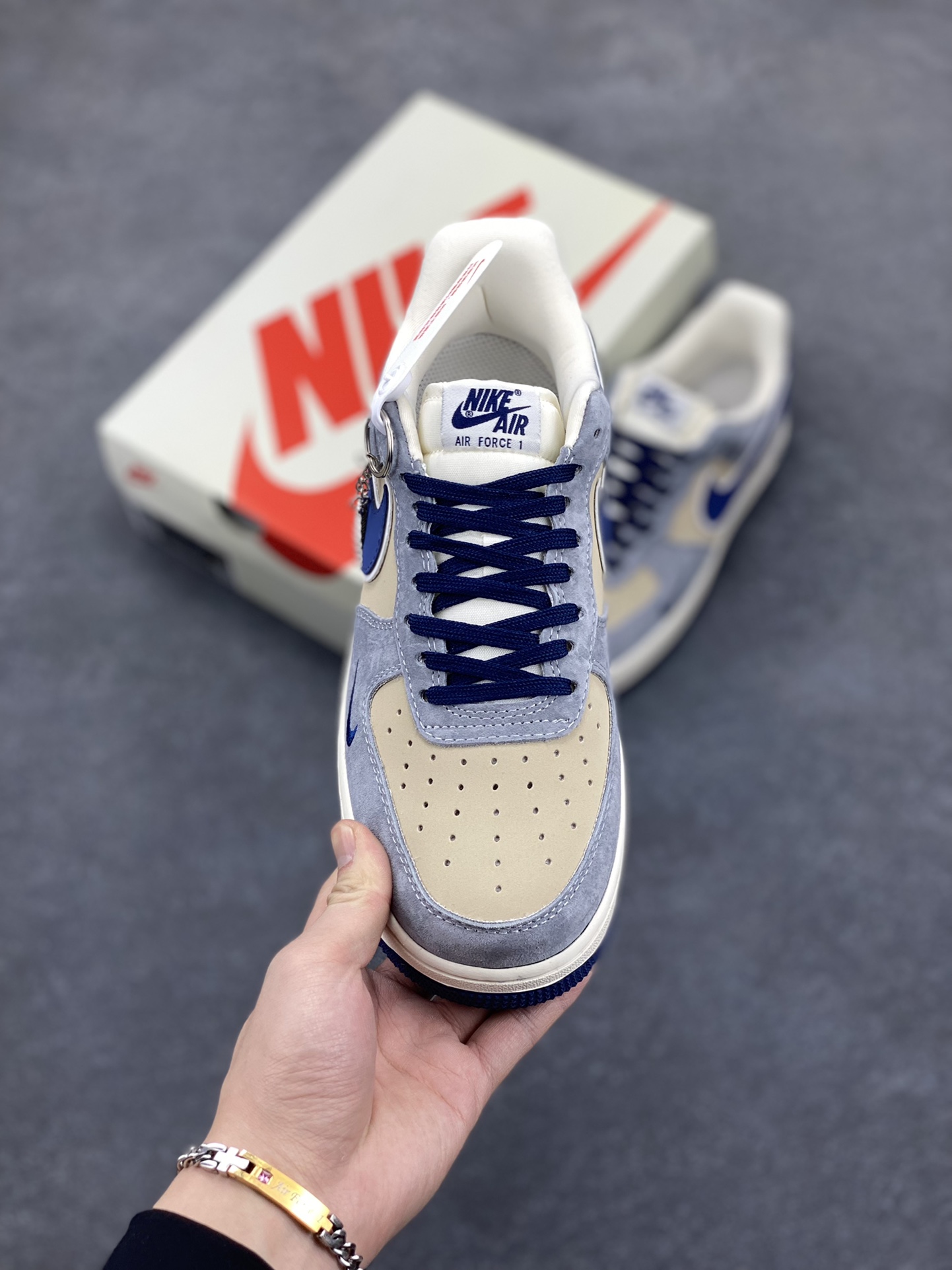 图片[2]-NIke Air Force 1 \’07 Low “沃龙熊联名——蓝勾猪八”空军一号 低帮 运动鞋 休闲鞋 折边针车 工艺难度大 原楦头原纸板 原装鞋盒 定制五金配件 内置全掌气垫 原厂鞋底 货号：KK1988-045 尺码：36 36.5 37.5 38 38.5 39 40 40.5 41 42 42.5 43 44 44.5 45-选品中心