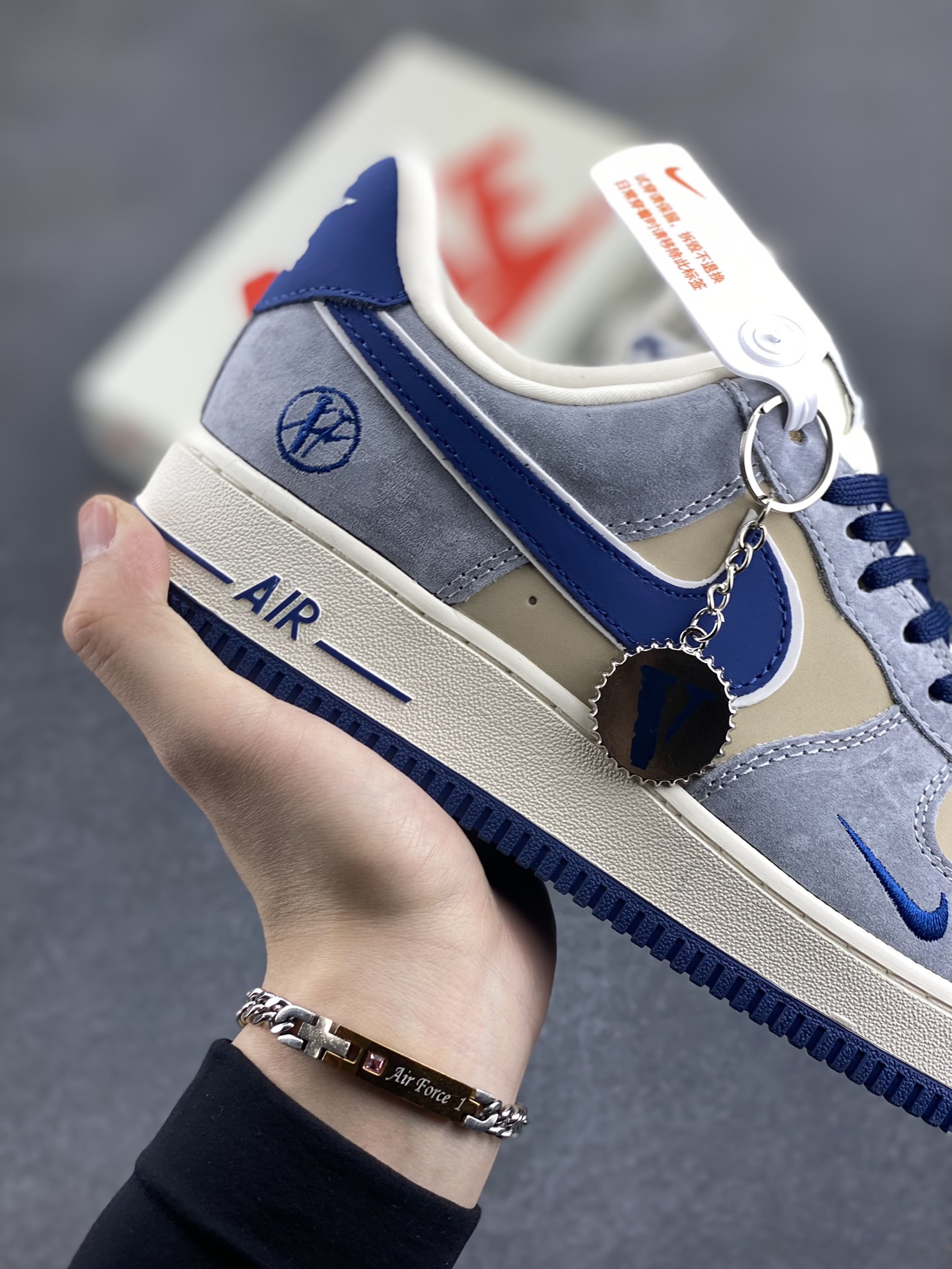 图片[6]-NIke Air Force 1 \’07 Low “沃龙熊联名——蓝勾猪八”空军一号 低帮 运动鞋 休闲鞋 折边针车 工艺难度大 原楦头原纸板 原装鞋盒 定制五金配件 内置全掌气垫 原厂鞋底 货号：KK1988-045 尺码：36 36.5 37.5 38 38.5 39 40 40.5 41 42 42.5 43 44 44.5 45-选品中心