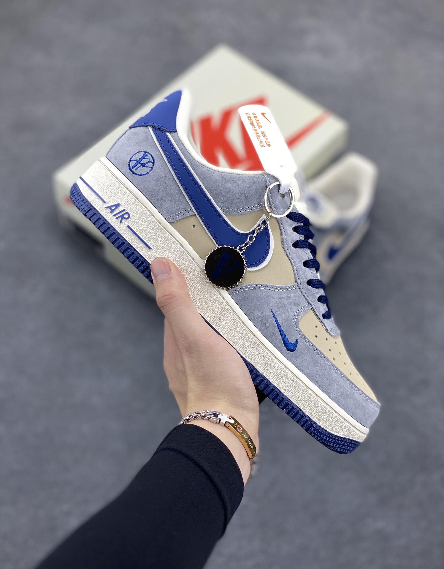 NIke Air Force 1 \’07 Low “沃龙熊联名——蓝勾猪八”空军一号 低帮 运动鞋 休闲鞋 折边针车 工艺难度大 原楦头原纸板 原装鞋盒 定制五金配件 内置全掌气垫 原厂鞋底 货号:KK1988-045 尺码:36 36.5 37.5 38 38.5 39 40 40.5 41 42 42.5 43 44 44.5 45-选品中心