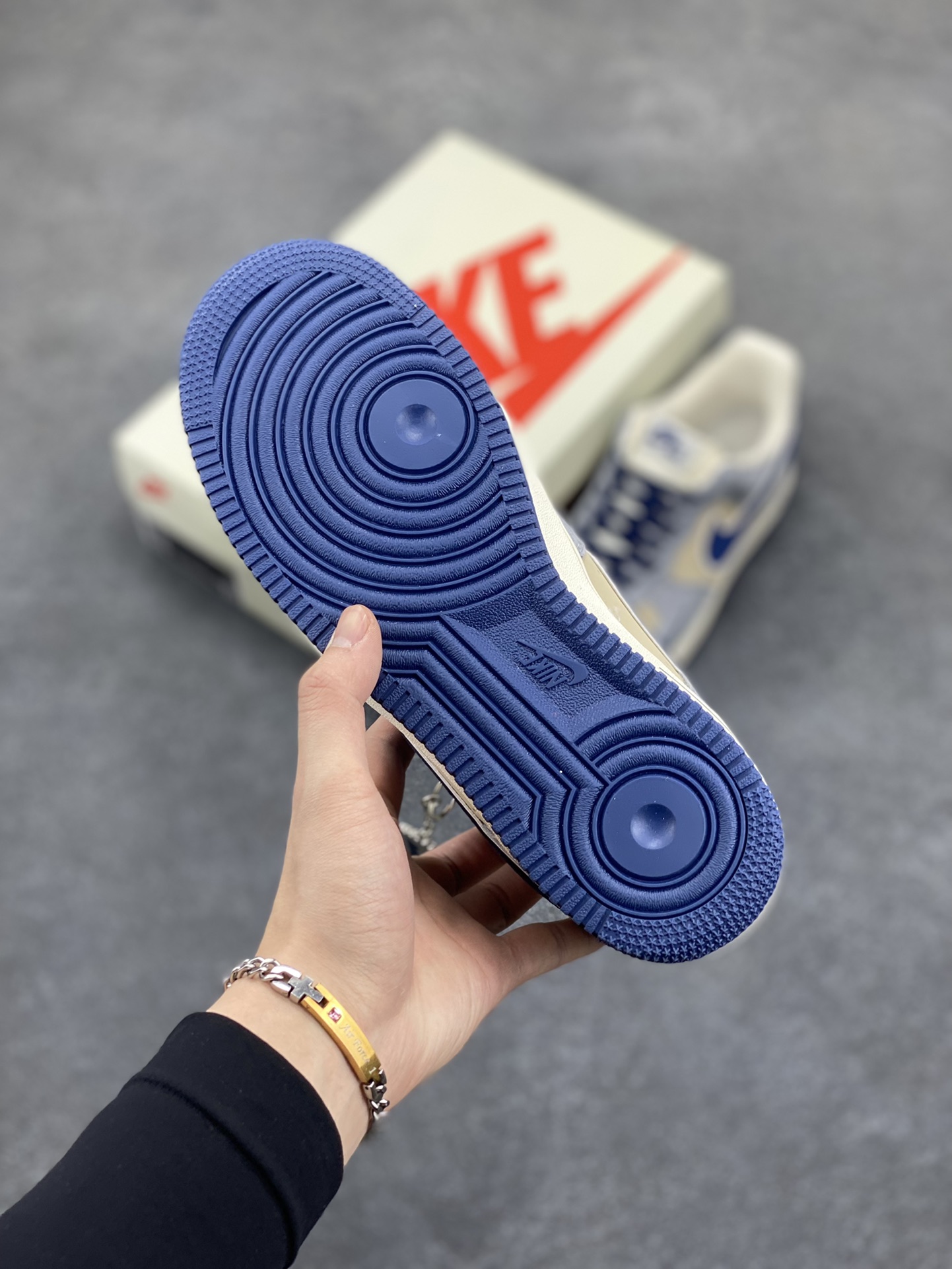 图片[5]-NIke Air Force 1 \’07 Low “沃龙熊联名——蓝勾猪八”空军一号 低帮 运动鞋 休闲鞋 折边针车 工艺难度大 原楦头原纸板 原装鞋盒 定制五金配件 内置全掌气垫 原厂鞋底 货号：KK1988-045 尺码：36 36.5 37.5 38 38.5 39 40 40.5 41 42 42.5 43 44 44.5 45-选品中心