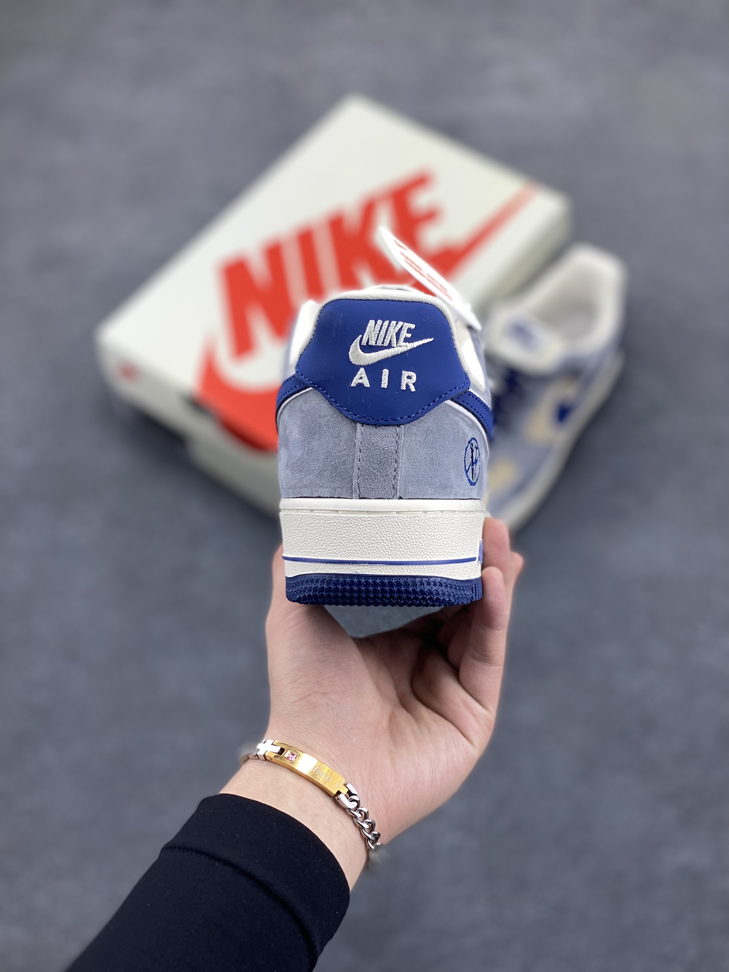 图片[4]-NIke Air Force 1 \’07 Low “沃龙熊联名——蓝勾猪八”空军一号 低帮 运动鞋 休闲鞋 折边针车 工艺难度大 原楦头原纸板 原装鞋盒 定制五金配件 内置全掌气垫 原厂鞋底 货号：KK1988-045 尺码：36 36.5 37.5 38 38.5 39 40 40.5 41 42 42.5 43 44 44.5 45-选品中心