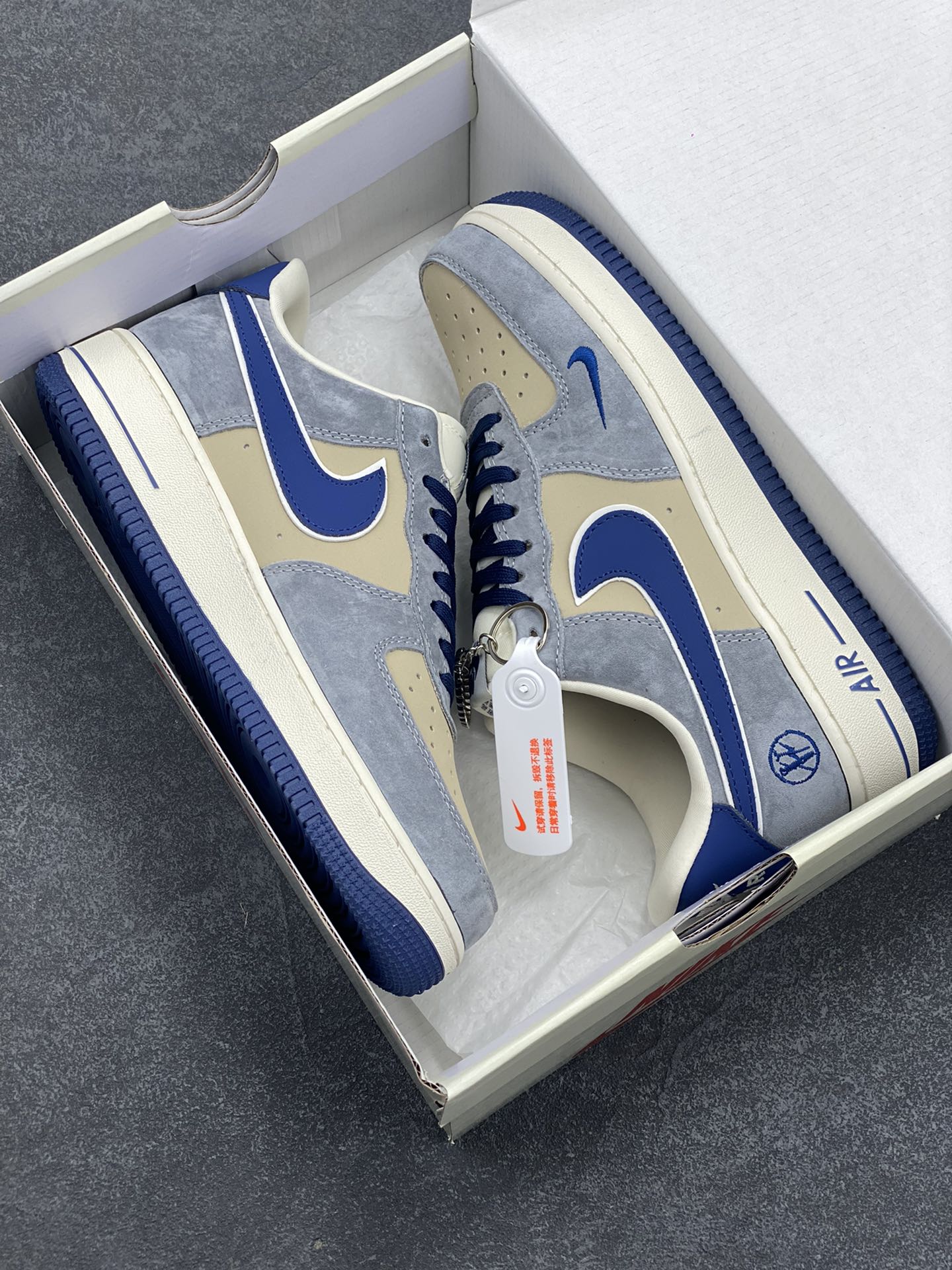 图片[9]-NIke Air Force 1 \’07 Low “沃龙熊联名——蓝勾猪八”空军一号 低帮 运动鞋 休闲鞋 折边针车 工艺难度大 原楦头原纸板 原装鞋盒 定制五金配件 内置全掌气垫 原厂鞋底 货号：KK1988-045 尺码：36 36.5 37.5 38 38.5 39 40 40.5 41 42 42.5 43 44 44.5 45-选品中心