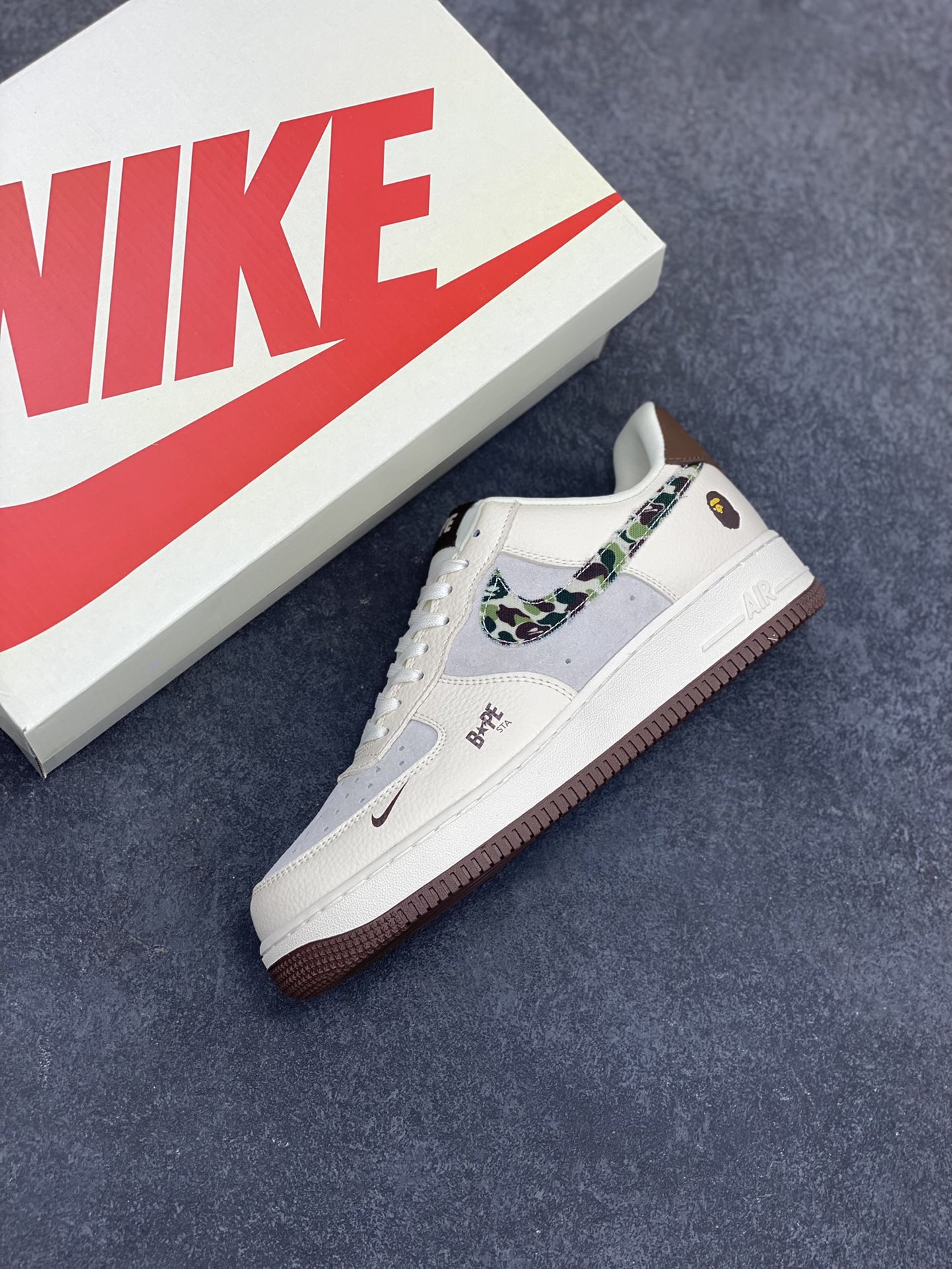 图片[7]-NIke Air Force 1 \’07 Low “Bape联名——迷彩勾米粽”空军一号 低帮 运动鞋 休闲鞋 折边针车 工艺难度大 原楦头原纸板 原装鞋盒 定制五金配件 内置全掌气垫 原厂鞋底 货号：DF0188-030 尺码：36 36.5 37.5 38 38.5 39 40 40.5 41 42 42.5 43 44 44.5 45-选品中心