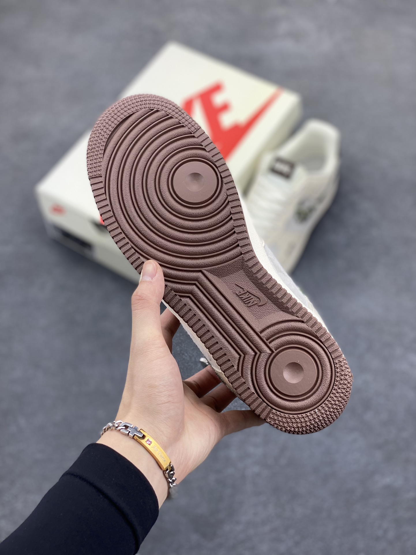 图片[5]-NIke Air Force 1 \’07 Low “Bape联名——迷彩勾米粽”空军一号 低帮 运动鞋 休闲鞋 折边针车 工艺难度大 原楦头原纸板 原装鞋盒 定制五金配件 内置全掌气垫 原厂鞋底 货号：DF0188-030 尺码：36 36.5 37.5 38 38.5 39 40 40.5 41 42 42.5 43 44 44.5 45-选品中心