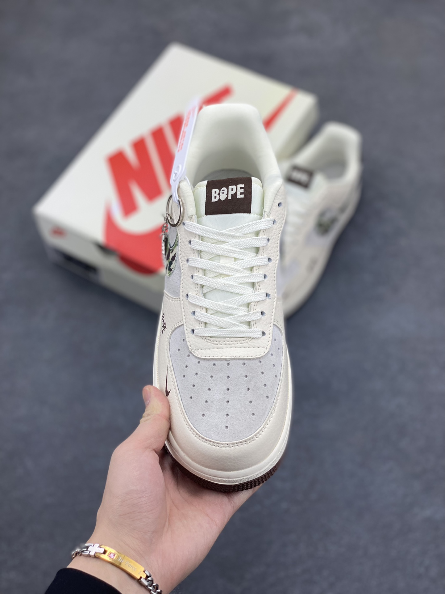 图片[2]-NIke Air Force 1 \’07 Low “Bape联名——迷彩勾米粽”空军一号 低帮 运动鞋 休闲鞋 折边针车 工艺难度大 原楦头原纸板 原装鞋盒 定制五金配件 内置全掌气垫 原厂鞋底 货号：DF0188-030 尺码：36 36.5 37.5 38 38.5 39 40 40.5 41 42 42.5 43 44 44.5 45-选品中心