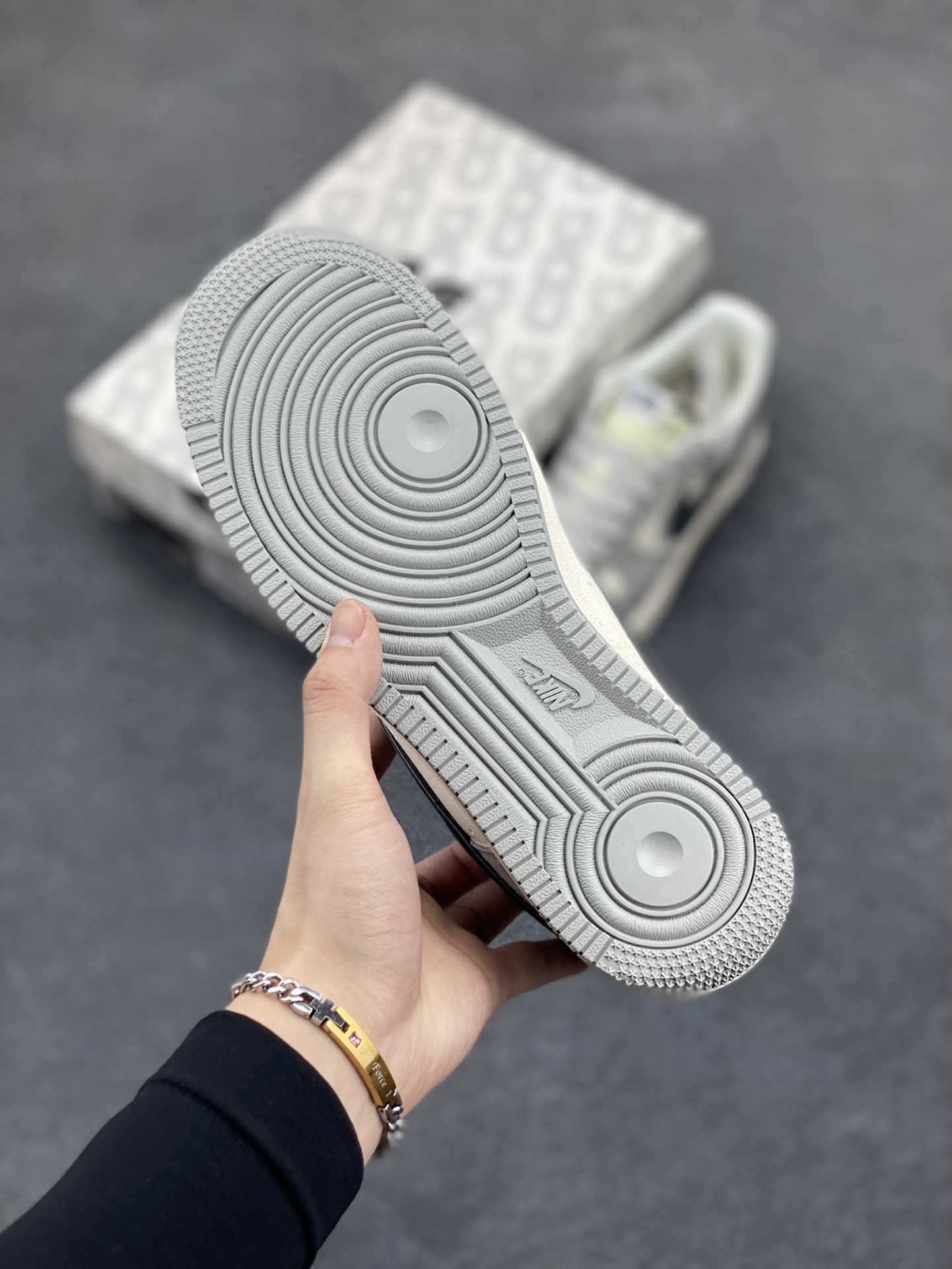 图片[5]-NIke Air Force 1 \’07 Low “北面联名——百搭米灰”空军一号 低帮 运动鞋 休闲鞋 折边针车 工艺难度大 原楦头原纸板 原装鞋盒 定制五金配件 内置全掌气垫 原厂鞋底 货号：XZ6188-760 尺码：36 36.5 37.5 38 38.5 39 40 40.5 41 42 42.5 43 44 44.5 45-选品中心