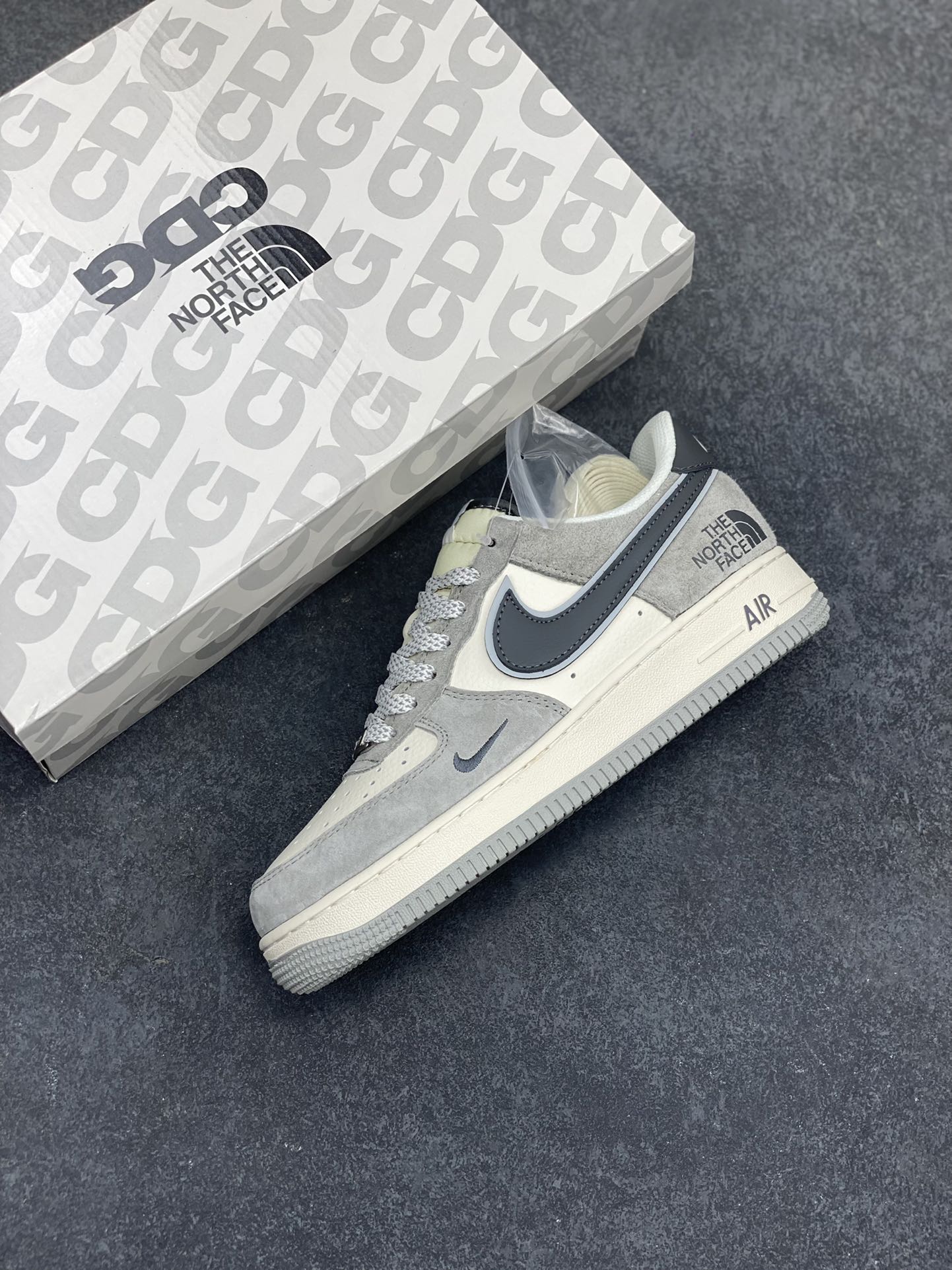 图片[7]-NIke Air Force 1 \’07 Low “北面联名——百搭米灰”空军一号 低帮 运动鞋 休闲鞋 折边针车 工艺难度大 原楦头原纸板 原装鞋盒 定制五金配件 内置全掌气垫 原厂鞋底 货号：XZ6188-760 尺码：36 36.5 37.5 38 38.5 39 40 40.5 41 42 42.5 43 44 44.5 45-选品中心