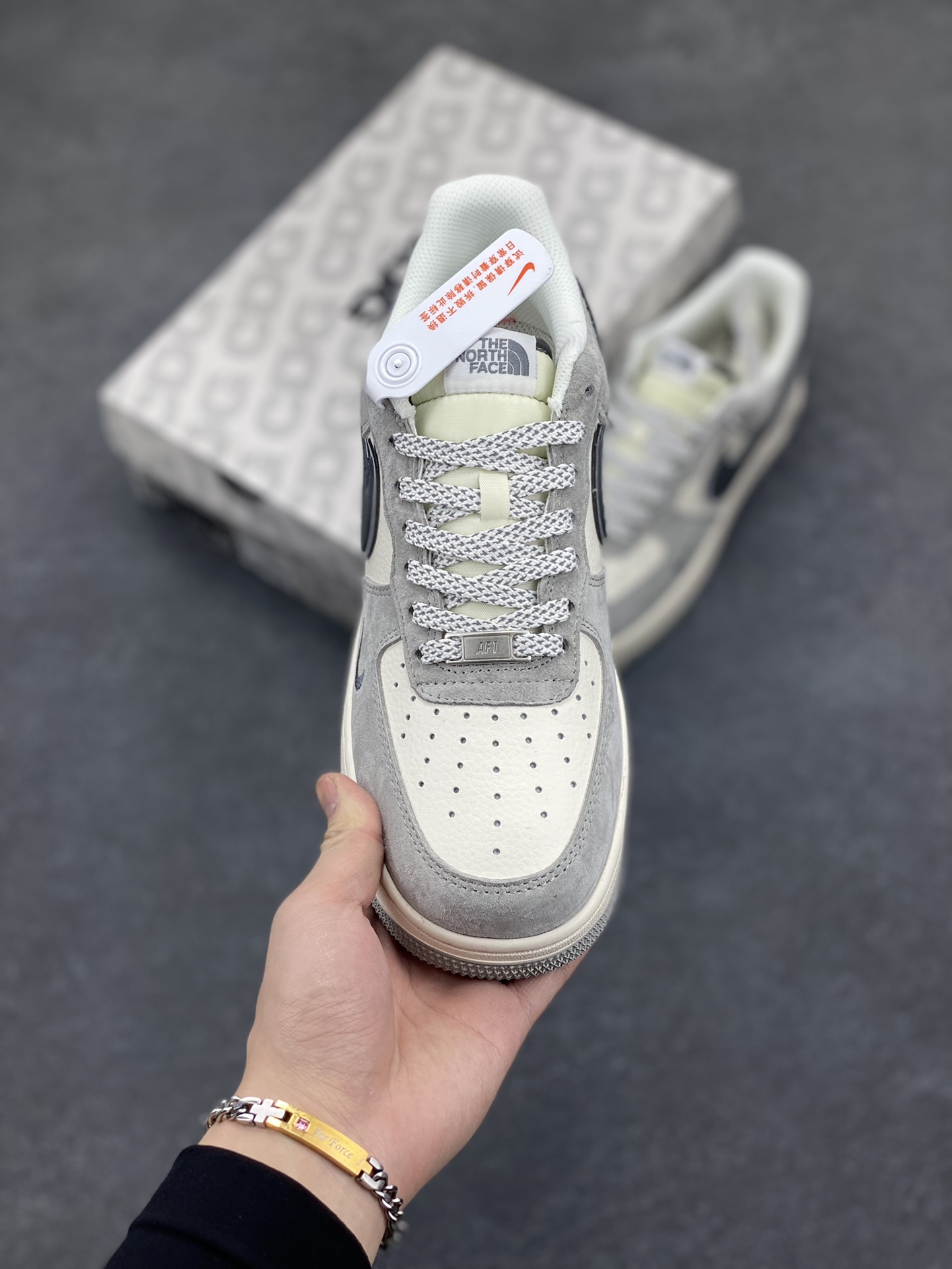图片[2]-NIke Air Force 1 \’07 Low “北面联名——百搭米灰”空军一号 低帮 运动鞋 休闲鞋 折边针车 工艺难度大 原楦头原纸板 原装鞋盒 定制五金配件 内置全掌气垫 原厂鞋底 货号：XZ6188-760 尺码：36 36.5 37.5 38 38.5 39 40 40.5 41 42 42.5 43 44 44.5 45-选品中心