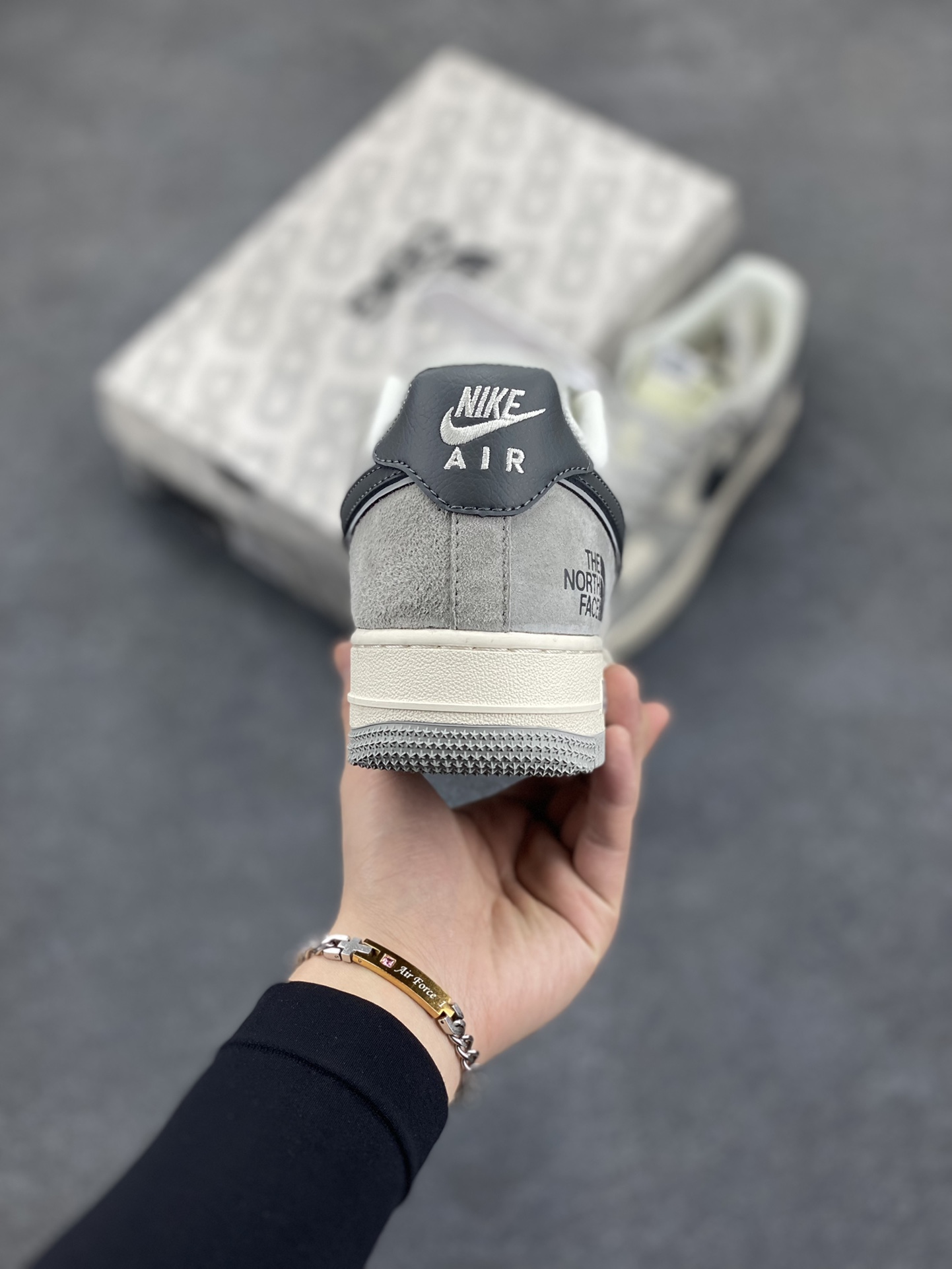 图片[4]-NIke Air Force 1 \’07 Low “北面联名——百搭米灰”空军一号 低帮 运动鞋 休闲鞋 折边针车 工艺难度大 原楦头原纸板 原装鞋盒 定制五金配件 内置全掌气垫 原厂鞋底 货号：XZ6188-760 尺码：36 36.5 37.5 38 38.5 39 40 40.5 41 42 42.5 43 44 44.5 45-选品中心