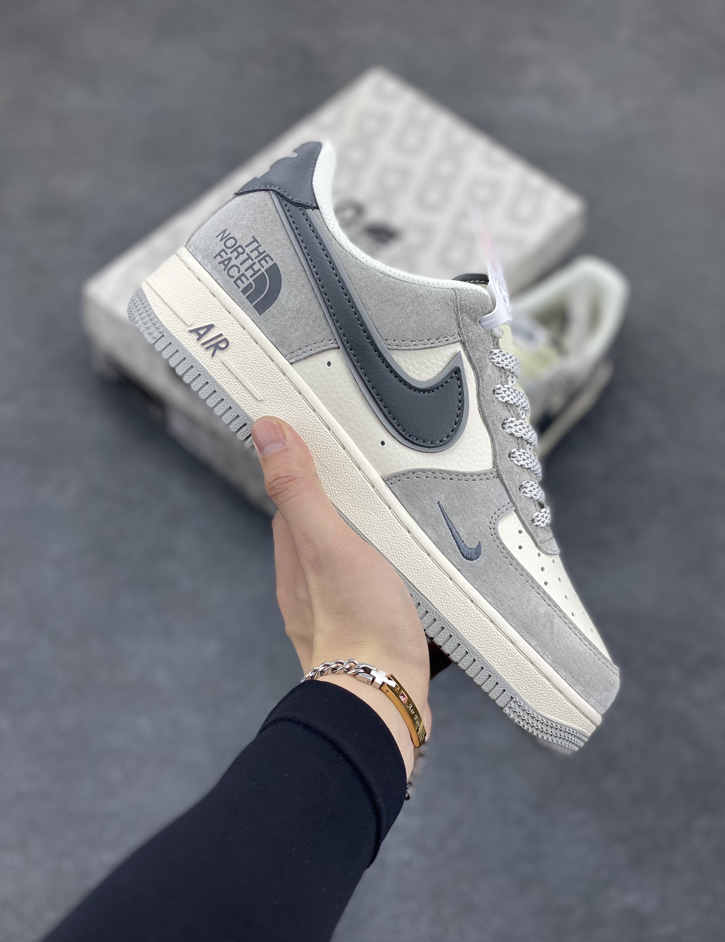 NIke Air Force 1 \’07 Low “北面联名——百搭米灰”空军一号 低帮 运动鞋 休闲鞋 折边针车 工艺难度大 原楦头原纸板 原装鞋盒 定制五金配件 内置全掌气垫 原厂鞋底 货号:XZ6188-760 尺码:36 36.5 37.5 38 38.5 39 40 40.5 41 42 42.5 43 44 44.5 45-选品中心