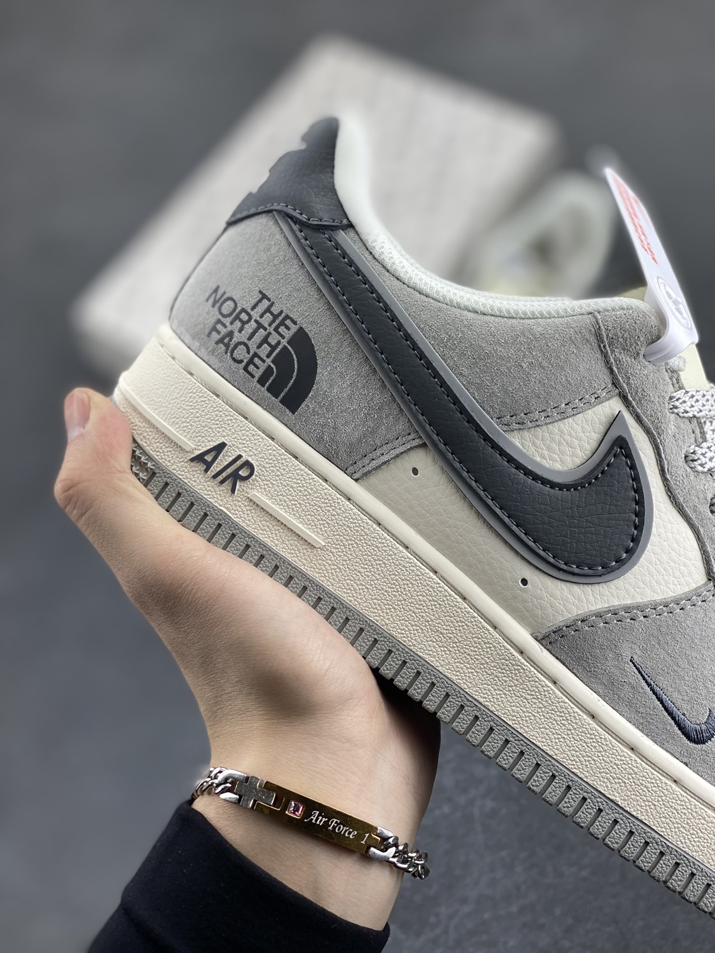 图片[6]-NIke Air Force 1 \’07 Low “北面联名——百搭米灰”空军一号 低帮 运动鞋 休闲鞋 折边针车 工艺难度大 原楦头原纸板 原装鞋盒 定制五金配件 内置全掌气垫 原厂鞋底 货号：XZ6188-760 尺码：36 36.5 37.5 38 38.5 39 40 40.5 41 42 42.5 43 44 44.5 45-选品中心
