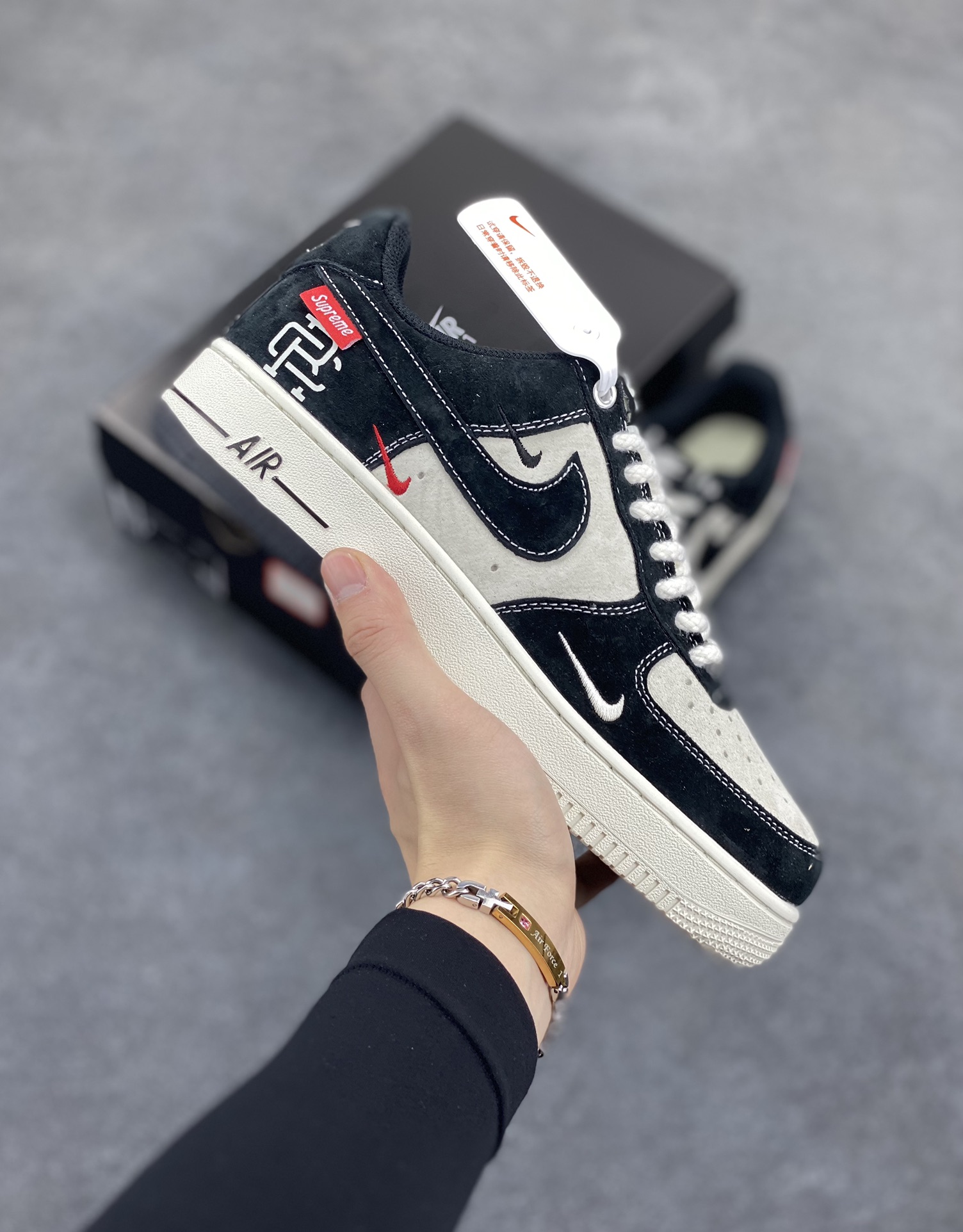 Nike Air Force 1 Low 空军一号低帮百搭休闲运动板鞋。柔软、弹性十足的缓震性能和出色的中底设计,横跨复古与现代的外型结合,造就出风靡全球三十多年的Force 1,直到今天还深受青睐。 货号:SJ6698-019 尺码:36 37.5 38 39 40 40.5 41 42 42.5 43 44 45-选品中心