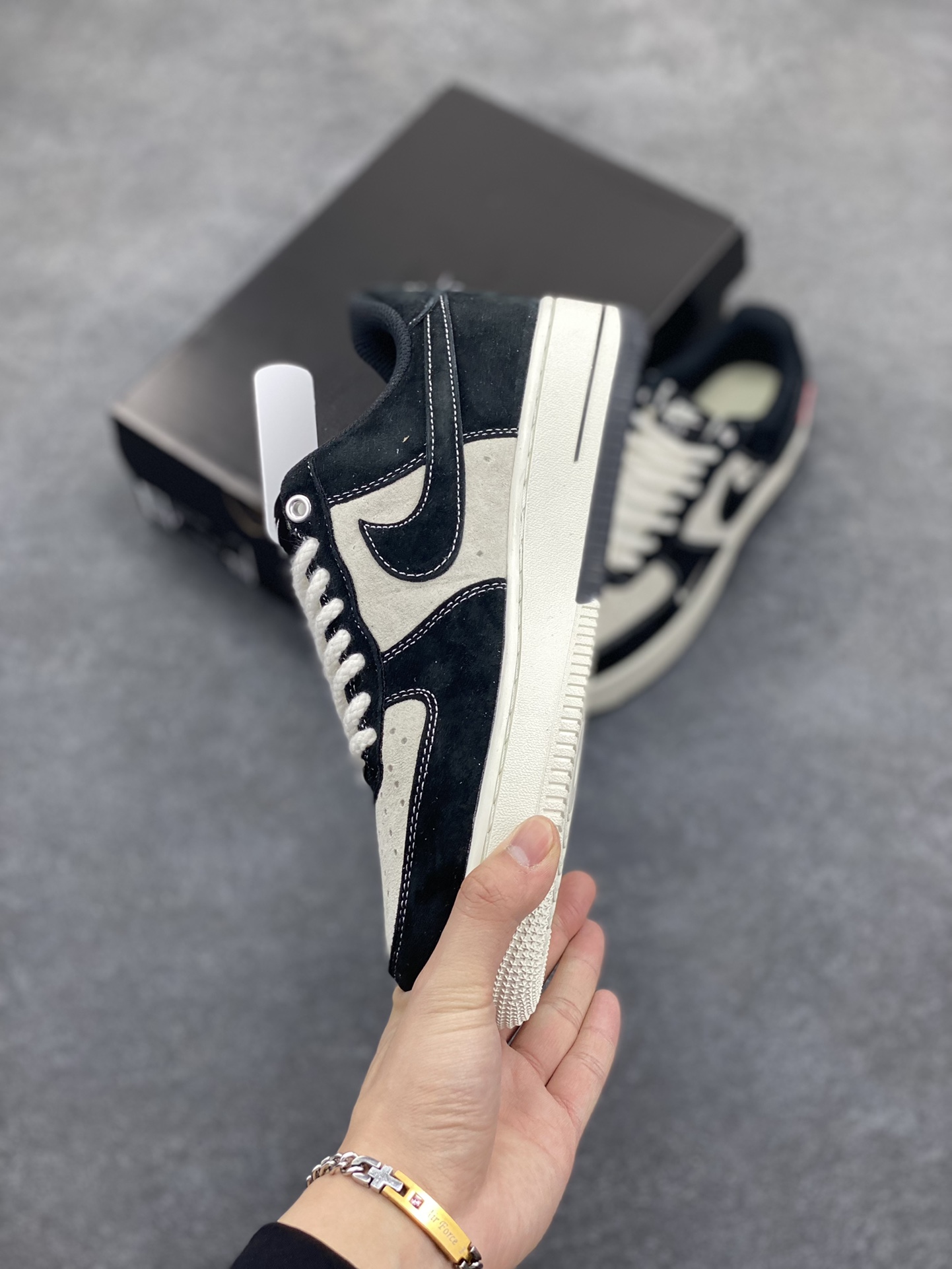 图片[3]-Nike Air Force 1 Low 空军一号低帮百搭休闲运动板鞋。柔软、弹性十足的缓震性能和出色的中底设计，横跨复古与现代的外型结合，造就出风靡全球三十多年的Force 1，直到今天还深受青睐。 货号：SJ6698-019 尺码：36 37.5 38 39 40 40.5 41 42 42.5 43 44 45-选品中心