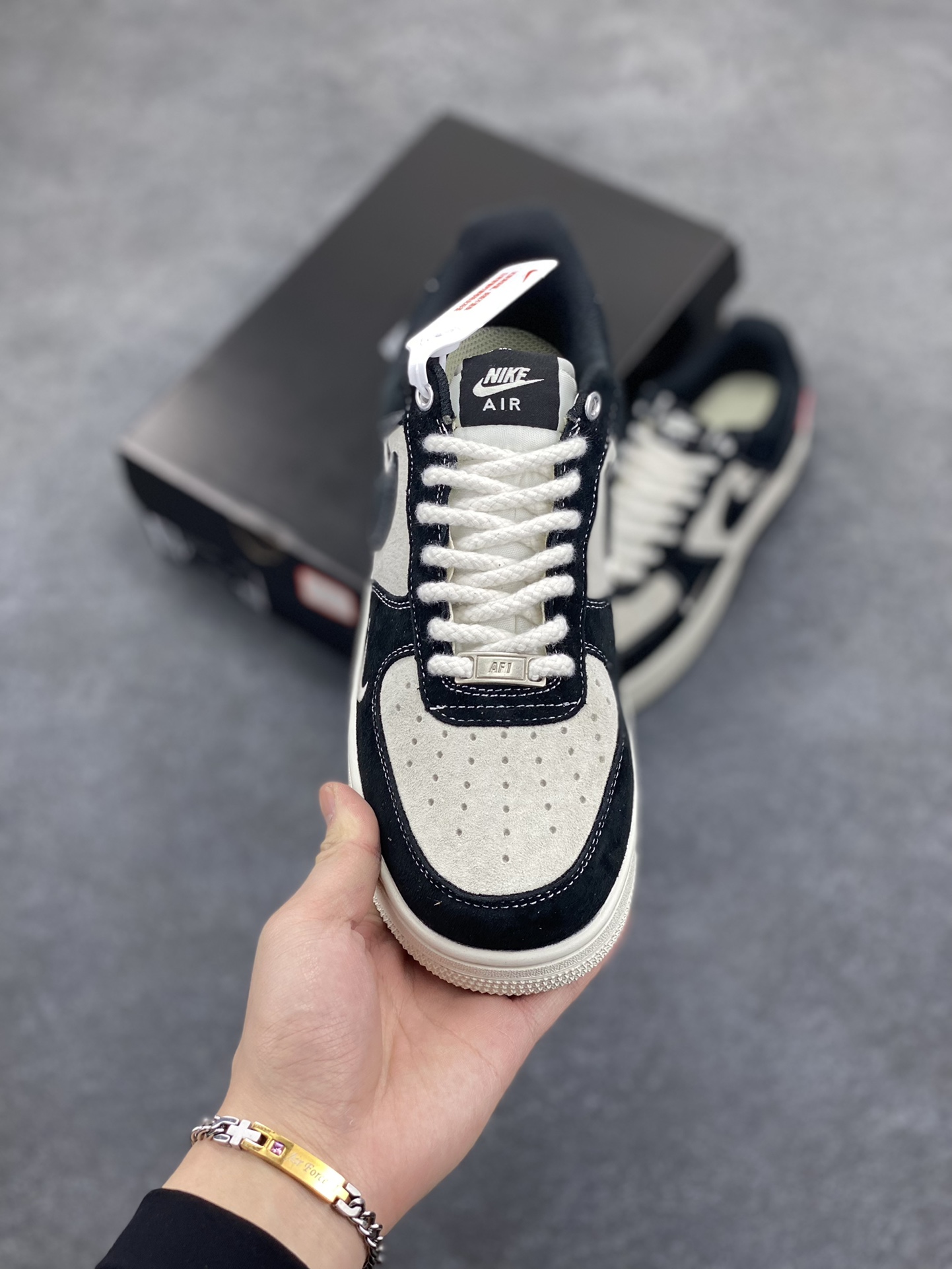 图片[2]-Nike Air Force 1 Low 空军一号低帮百搭休闲运动板鞋。柔软、弹性十足的缓震性能和出色的中底设计，横跨复古与现代的外型结合，造就出风靡全球三十多年的Force 1，直到今天还深受青睐。 货号：SJ6698-019 尺码：36 37.5 38 39 40 40.5 41 42 42.5 43 44 45-选品中心