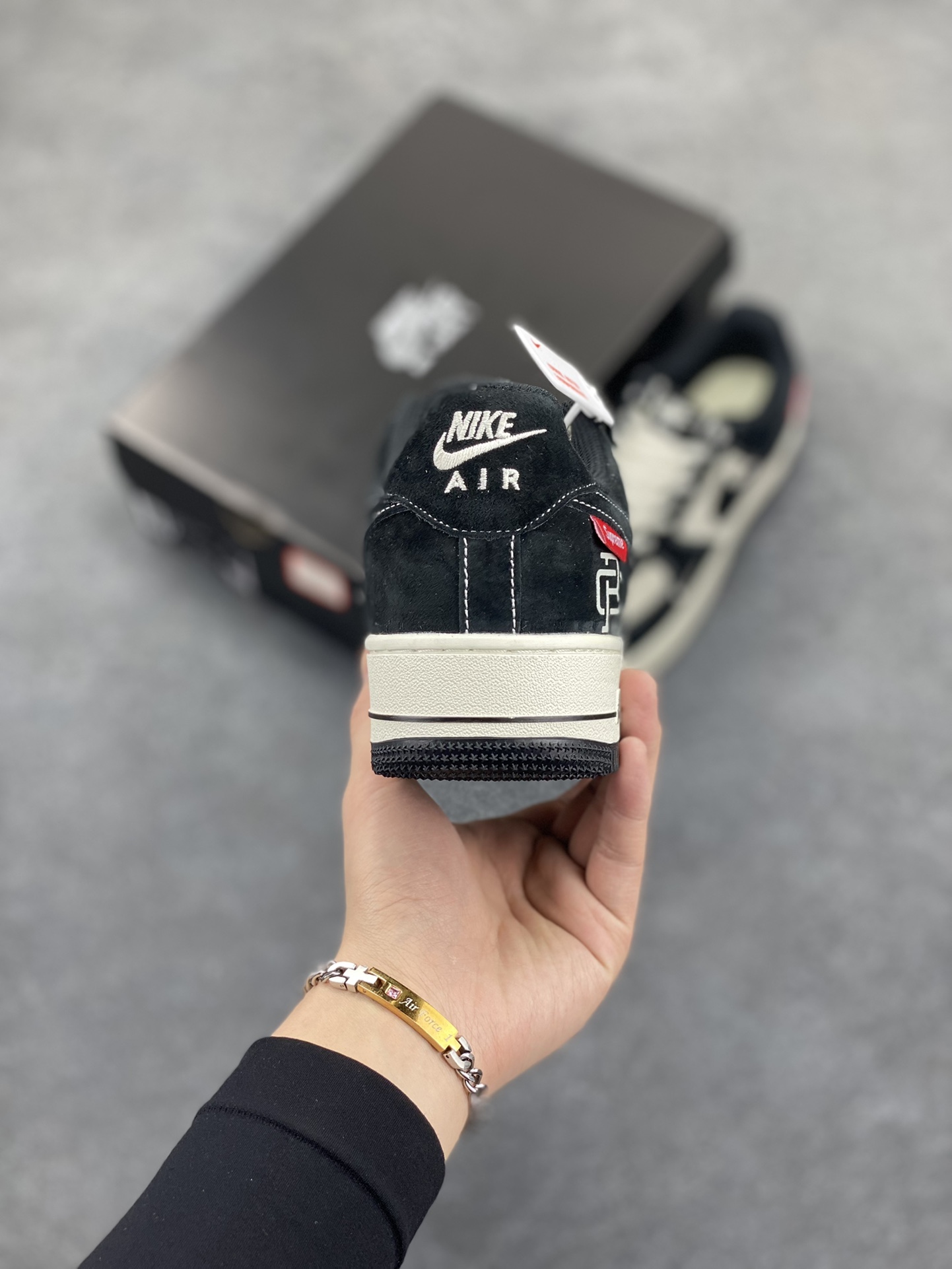 图片[4]-Nike Air Force 1 Low 空军一号低帮百搭休闲运动板鞋。柔软、弹性十足的缓震性能和出色的中底设计，横跨复古与现代的外型结合，造就出风靡全球三十多年的Force 1，直到今天还深受青睐。 货号：SJ6698-019 尺码：36 37.5 38 39 40 40.5 41 42 42.5 43 44 45-选品中心