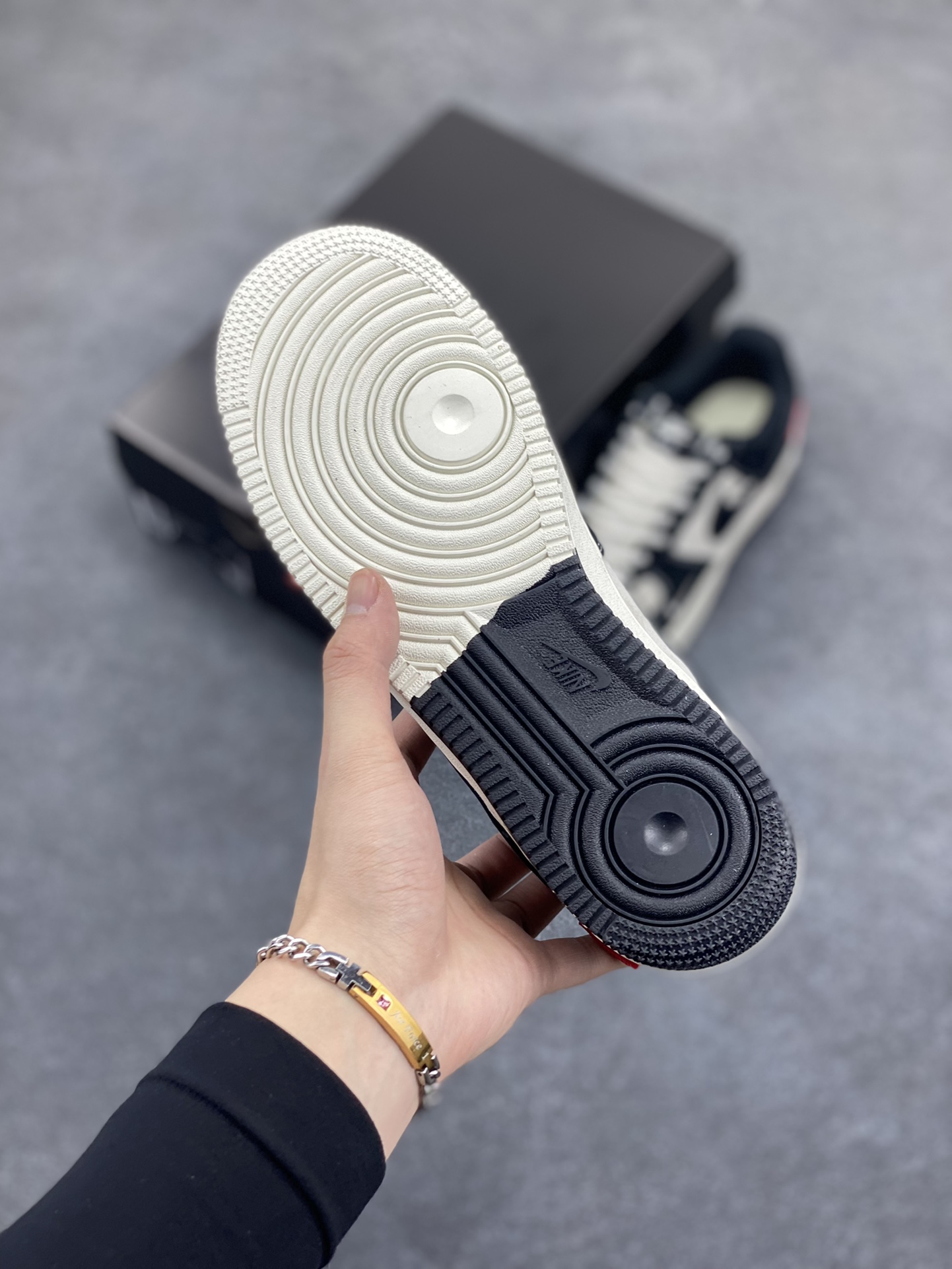 图片[5]-Nike Air Force 1 Low 空军一号低帮百搭休闲运动板鞋。柔软、弹性十足的缓震性能和出色的中底设计，横跨复古与现代的外型结合，造就出风靡全球三十多年的Force 1，直到今天还深受青睐。 货号：SJ6698-019 尺码：36 37.5 38 39 40 40.5 41 42 42.5 43 44 45-选品中心