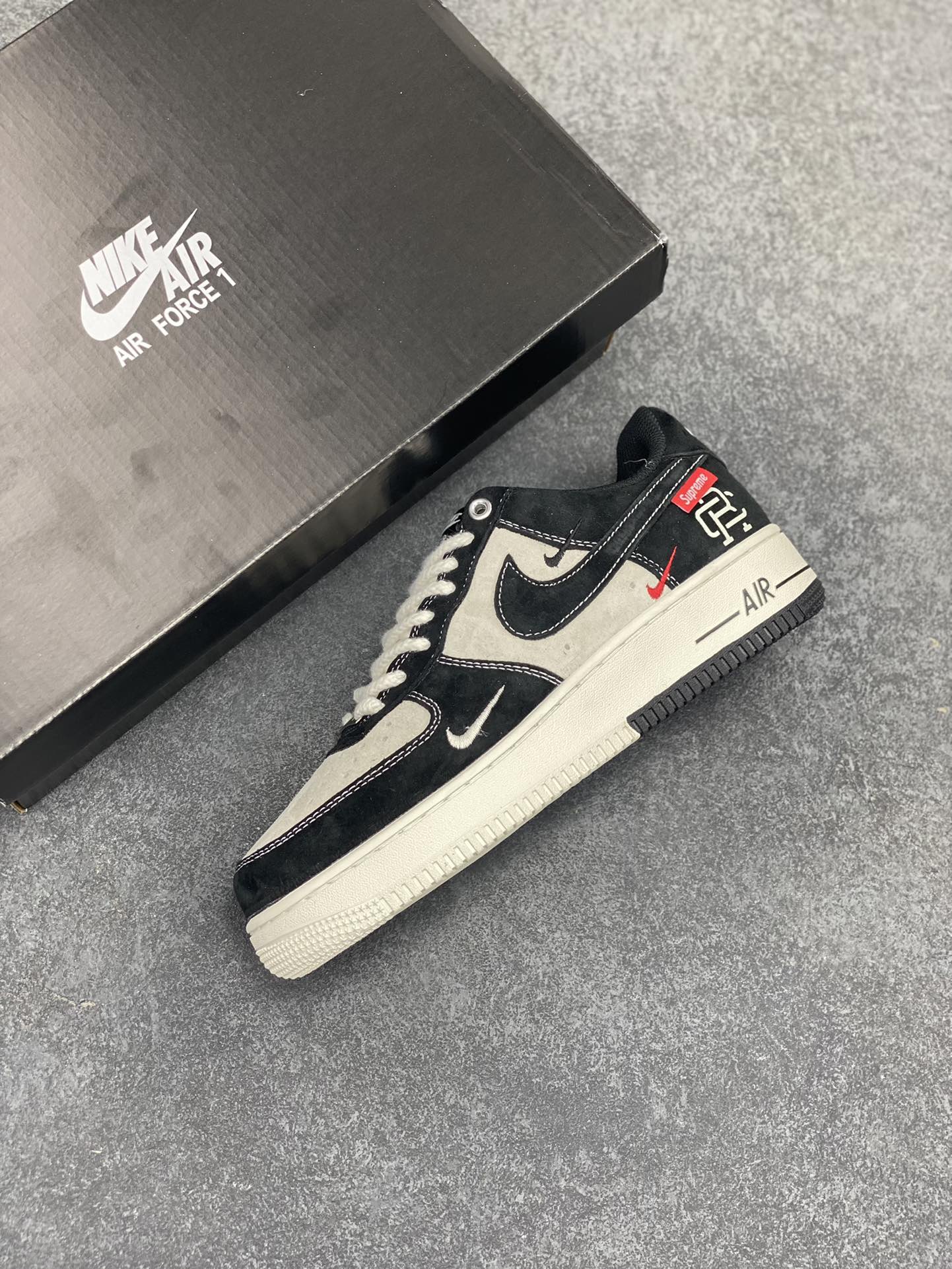 图片[7]-Nike Air Force 1 Low 空军一号低帮百搭休闲运动板鞋。柔软、弹性十足的缓震性能和出色的中底设计，横跨复古与现代的外型结合，造就出风靡全球三十多年的Force 1，直到今天还深受青睐。 货号：SJ6698-019 尺码：36 37.5 38 39 40 40.5 41 42 42.5 43 44 45-选品中心