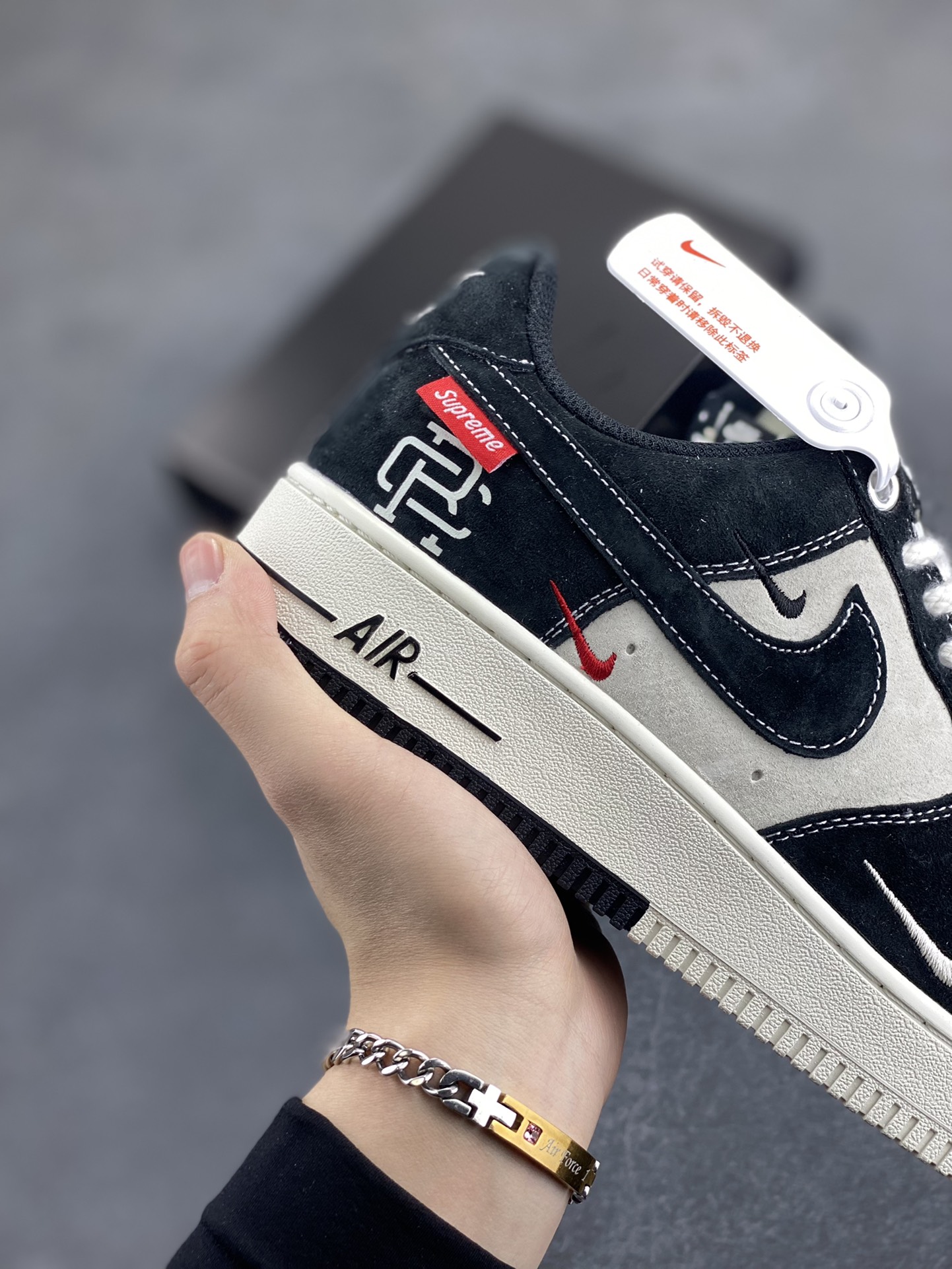 图片[6]-Nike Air Force 1 Low 空军一号低帮百搭休闲运动板鞋。柔软、弹性十足的缓震性能和出色的中底设计，横跨复古与现代的外型结合，造就出风靡全球三十多年的Force 1，直到今天还深受青睐。 货号：SJ6698-019 尺码：36 37.5 38 39 40 40.5 41 42 42.5 43 44 45-选品中心