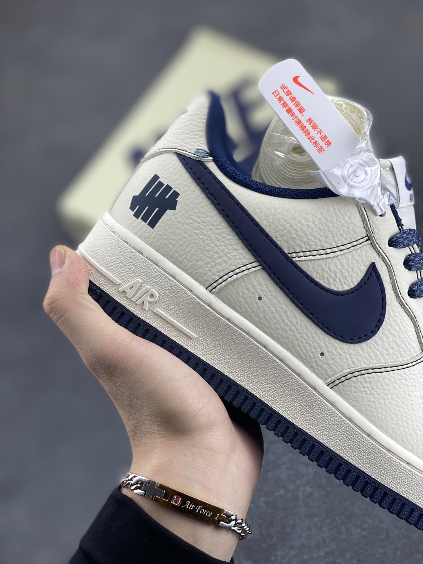 图片[6]-Undefeated x Nike Air Force 1 Low 米深蓝 空军一号低帮休闲板鞋 定制皮料 原装定制鞋盒 炫彩反光 细节满满 原楦头原纸板 内置全掌气垫 货号：UN2395-522 尺码：36 36.5 37.5 38 38.5 39 40 40.5 41 42 42.5 43 44 44.5 45-选品中心