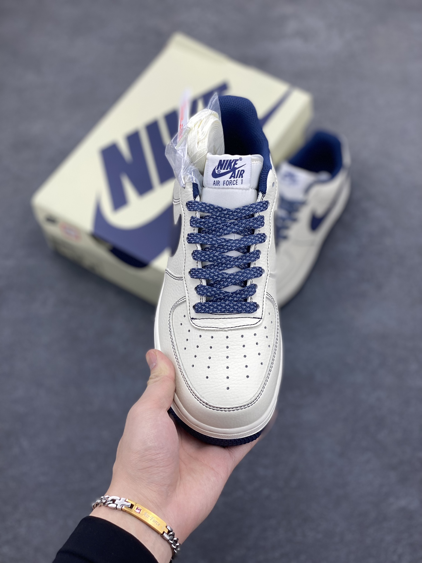图片[2]-Undefeated x Nike Air Force 1 Low 米深蓝 空军一号低帮休闲板鞋 定制皮料 原装定制鞋盒 炫彩反光 细节满满 原楦头原纸板 内置全掌气垫 货号：UN2395-522 尺码：36 36.5 37.5 38 38.5 39 40 40.5 41 42 42.5 43 44 44.5 45-选品中心