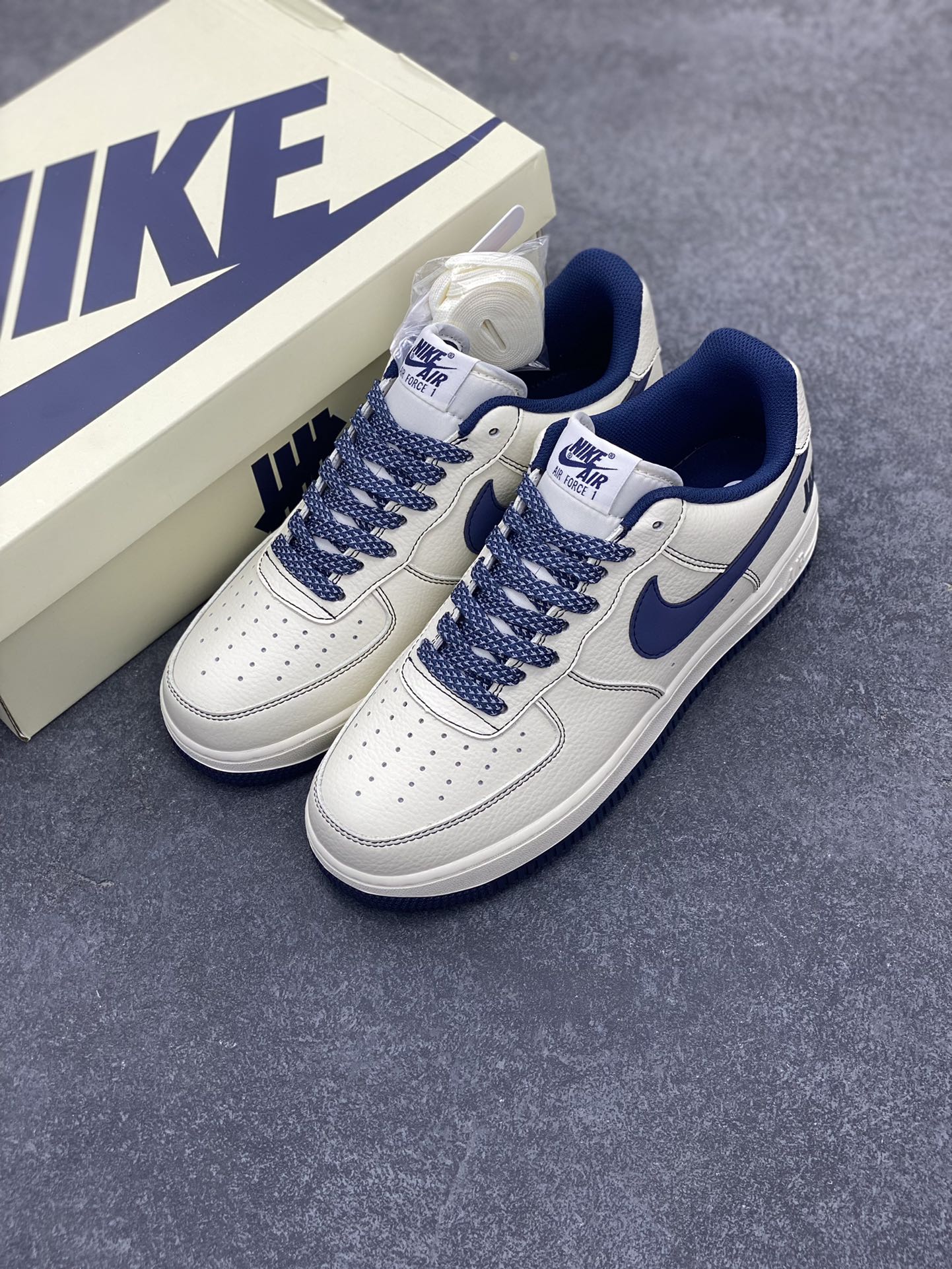 图片[8]-Undefeated x Nike Air Force 1 Low 米深蓝 空军一号低帮休闲板鞋 定制皮料 原装定制鞋盒 炫彩反光 细节满满 原楦头原纸板 内置全掌气垫 货号：UN2395-522 尺码：36 36.5 37.5 38 38.5 39 40 40.5 41 42 42.5 43 44 44.5 45-选品中心