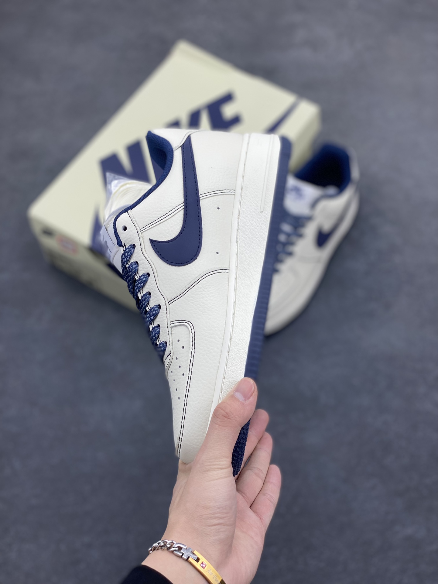 图片[3]-Undefeated x Nike Air Force 1 Low 米深蓝 空军一号低帮休闲板鞋 定制皮料 原装定制鞋盒 炫彩反光 细节满满 原楦头原纸板 内置全掌气垫 货号：UN2395-522 尺码：36 36.5 37.5 38 38.5 39 40 40.5 41 42 42.5 43 44 44.5 45-选品中心