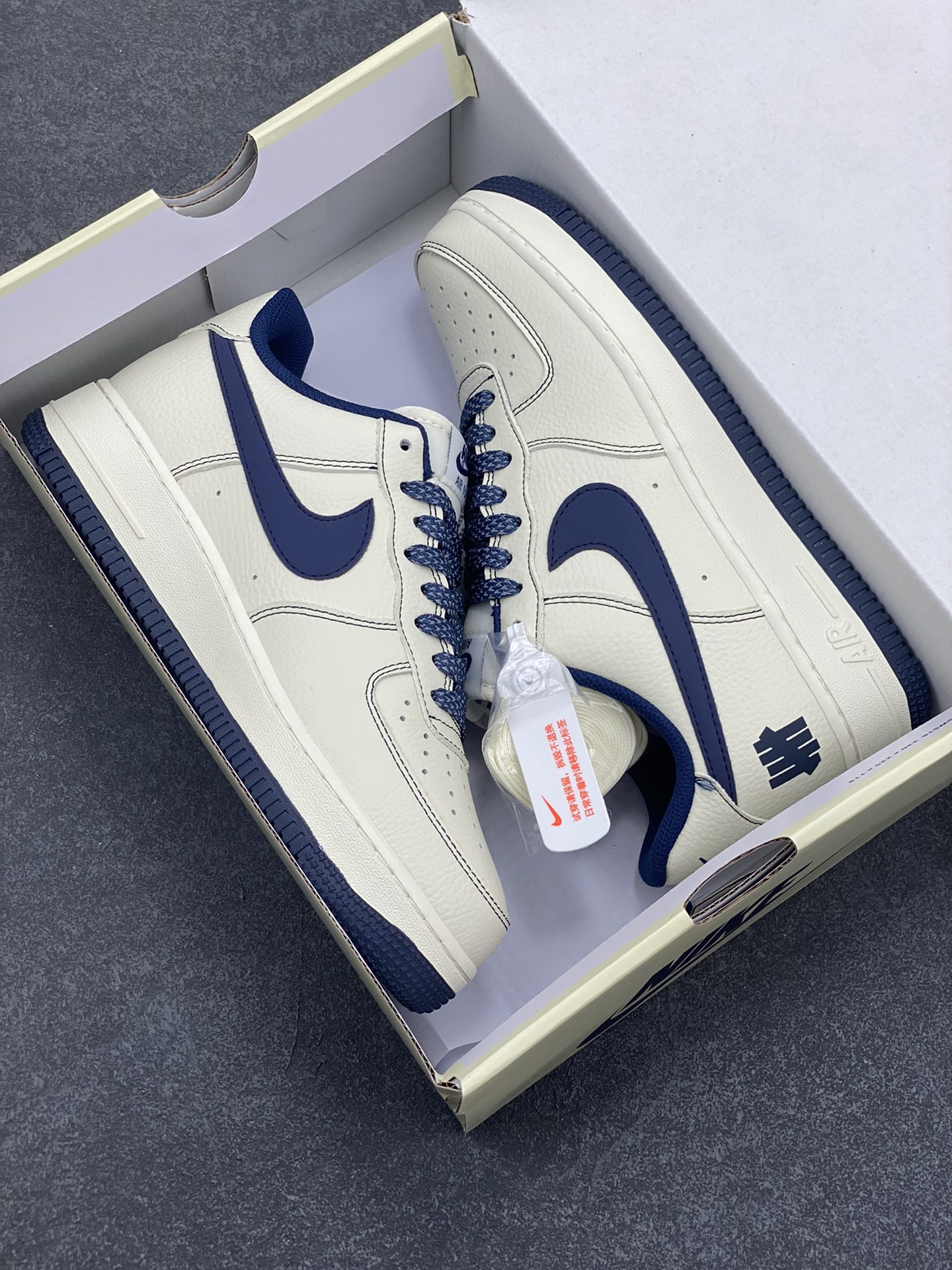 图片[9]-Undefeated x Nike Air Force 1 Low 米深蓝 空军一号低帮休闲板鞋 定制皮料 原装定制鞋盒 炫彩反光 细节满满 原楦头原纸板 内置全掌气垫 货号：UN2395-522 尺码：36 36.5 37.5 38 38.5 39 40 40.5 41 42 42.5 43 44 44.5 45-选品中心