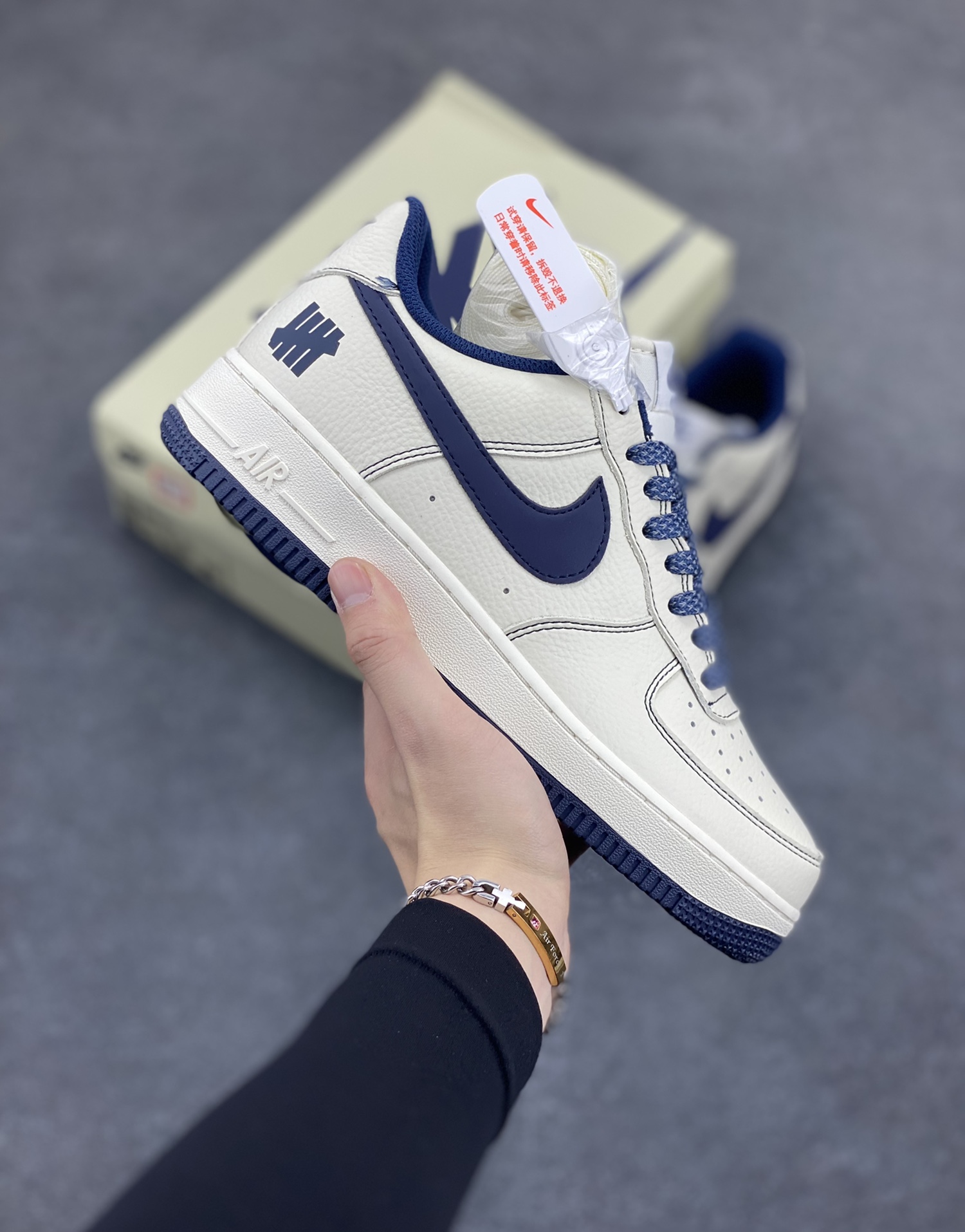 Undefeated x Nike Air Force 1 Low 米深蓝 空军一号低帮休闲板鞋 定制皮料 原装定制鞋盒 炫彩反光 细节满满 原楦头原纸板 内置全掌气垫 货号:UN2395-522 尺码:36 36.5 37.5 38 38.5 39 40 40.5 41 42 42.5 43 44 44.5 45-选品中心