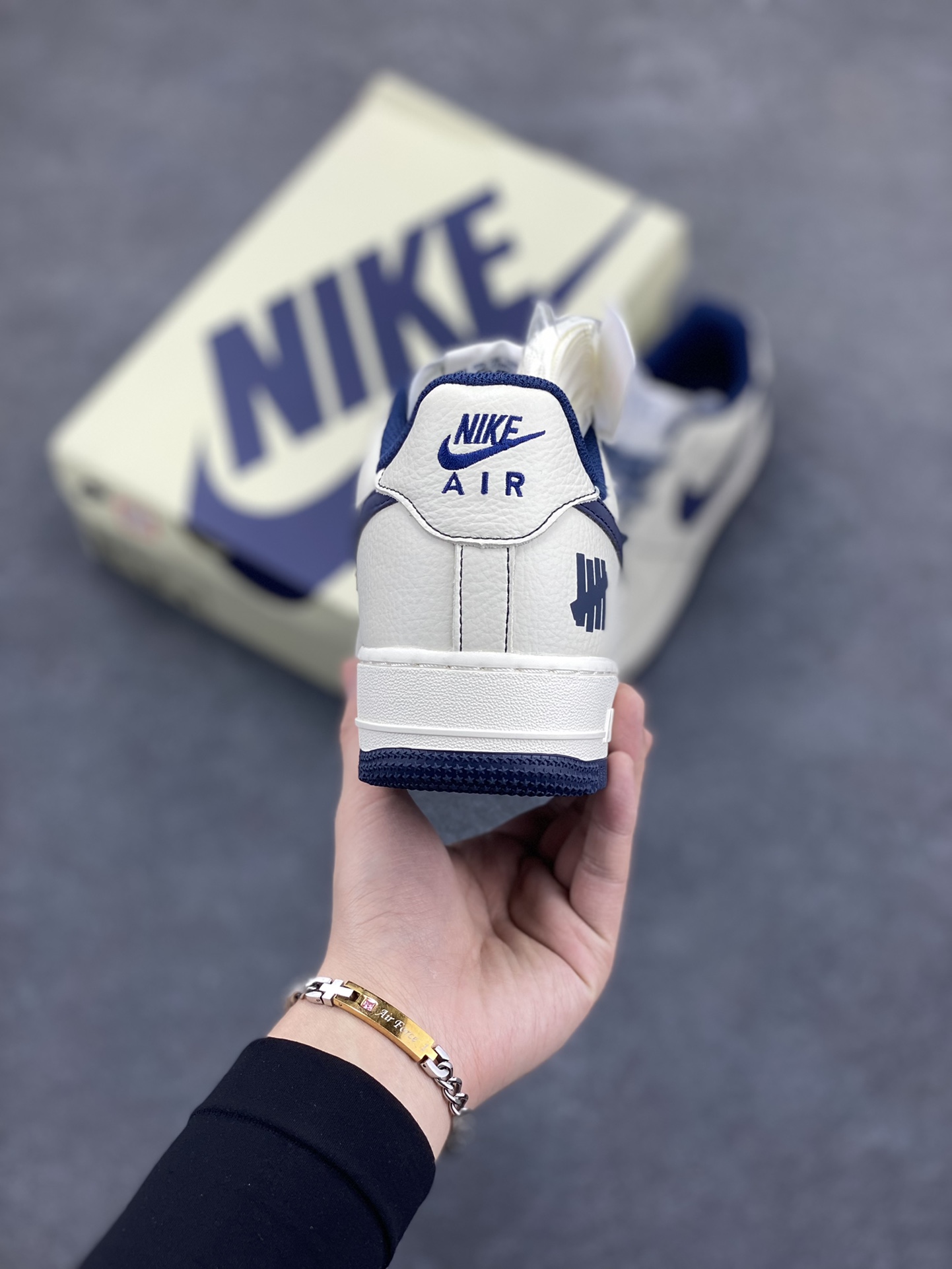 图片[4]-Undefeated x Nike Air Force 1 Low 米深蓝 空军一号低帮休闲板鞋 定制皮料 原装定制鞋盒 炫彩反光 细节满满 原楦头原纸板 内置全掌气垫 货号：UN2395-522 尺码：36 36.5 37.5 38 38.5 39 40 40.5 41 42 42.5 43 44 44.5 45-选品中心