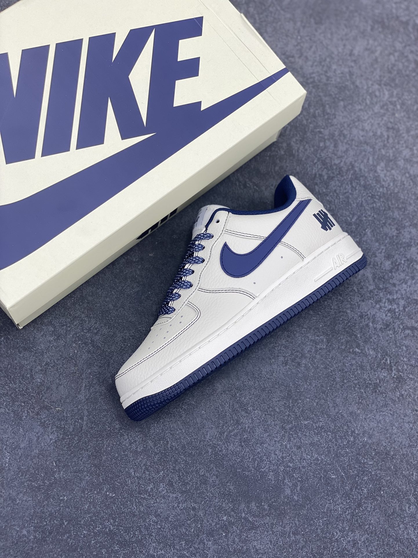 图片[7]-Undefeated x Nike Air Force 1 Low 米深蓝 空军一号低帮休闲板鞋 定制皮料 原装定制鞋盒 炫彩反光 细节满满 原楦头原纸板 内置全掌气垫 货号：UN2395-522 尺码：36 36.5 37.5 38 38.5 39 40 40.5 41 42 42.5 43 44 44.5 45-选品中心