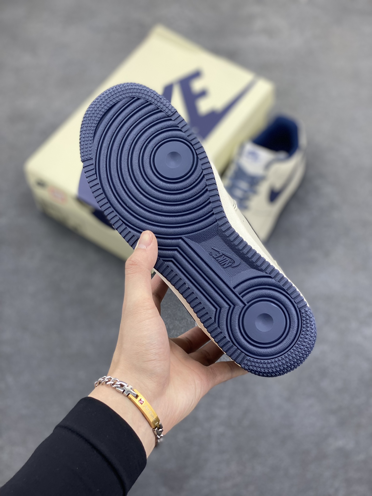 图片[5]-Undefeated x Nike Air Force 1 Low 米深蓝 空军一号低帮休闲板鞋 定制皮料 原装定制鞋盒 炫彩反光 细节满满 原楦头原纸板 内置全掌气垫 货号：UN2395-522 尺码：36 36.5 37.5 38 38.5 39 40 40.5 41 42 42.5 43 44 44.5 45-选品中心